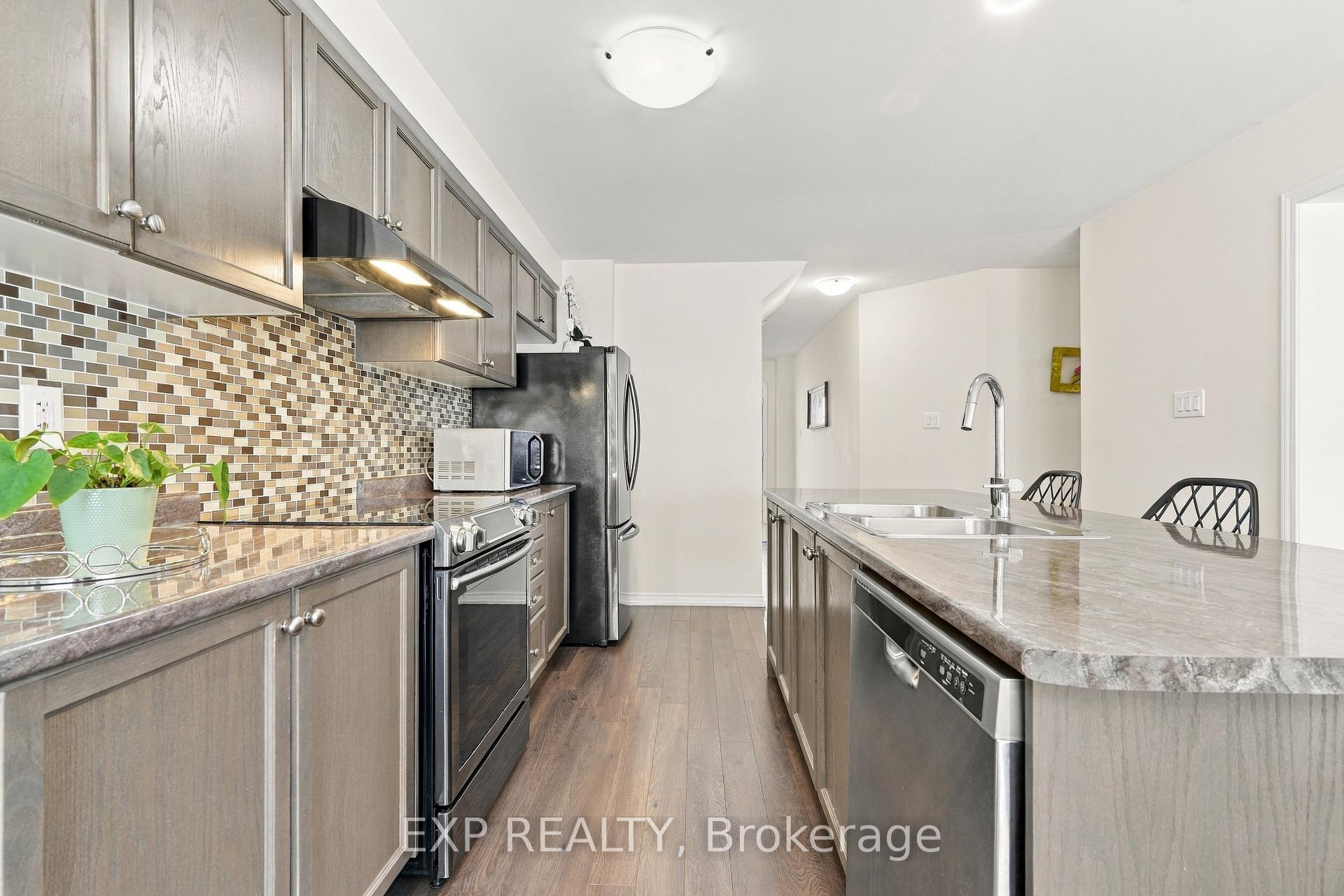 Photo 9 of 7720 Shadbush Lane, Niagara Falls, Brown — HOMEH