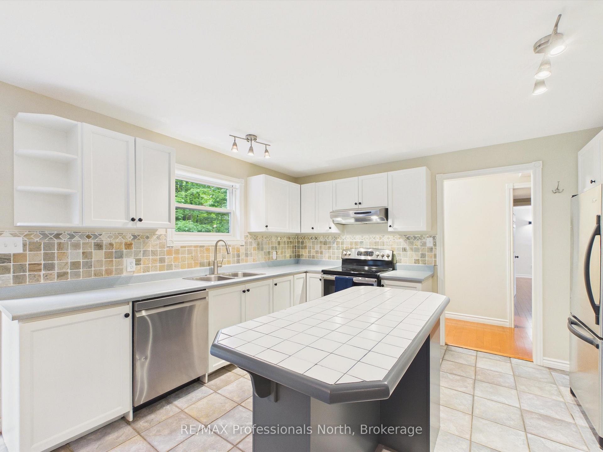 Photo 8 of 1130 Cedar Lane, Bracebridge, Macaulay — HOMEH