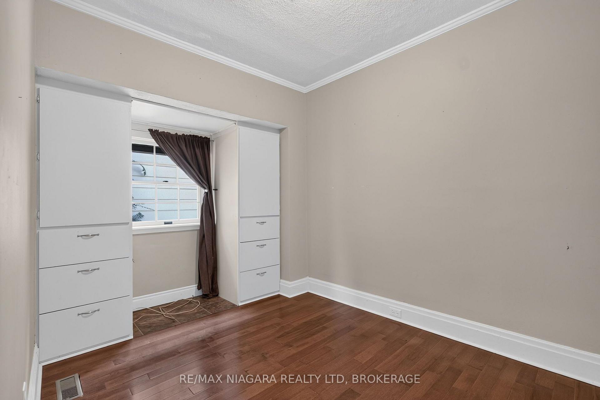 Photo 16 of 5657 Prince Edward Avenue, Niagara Falls, Hospital — HOMEH