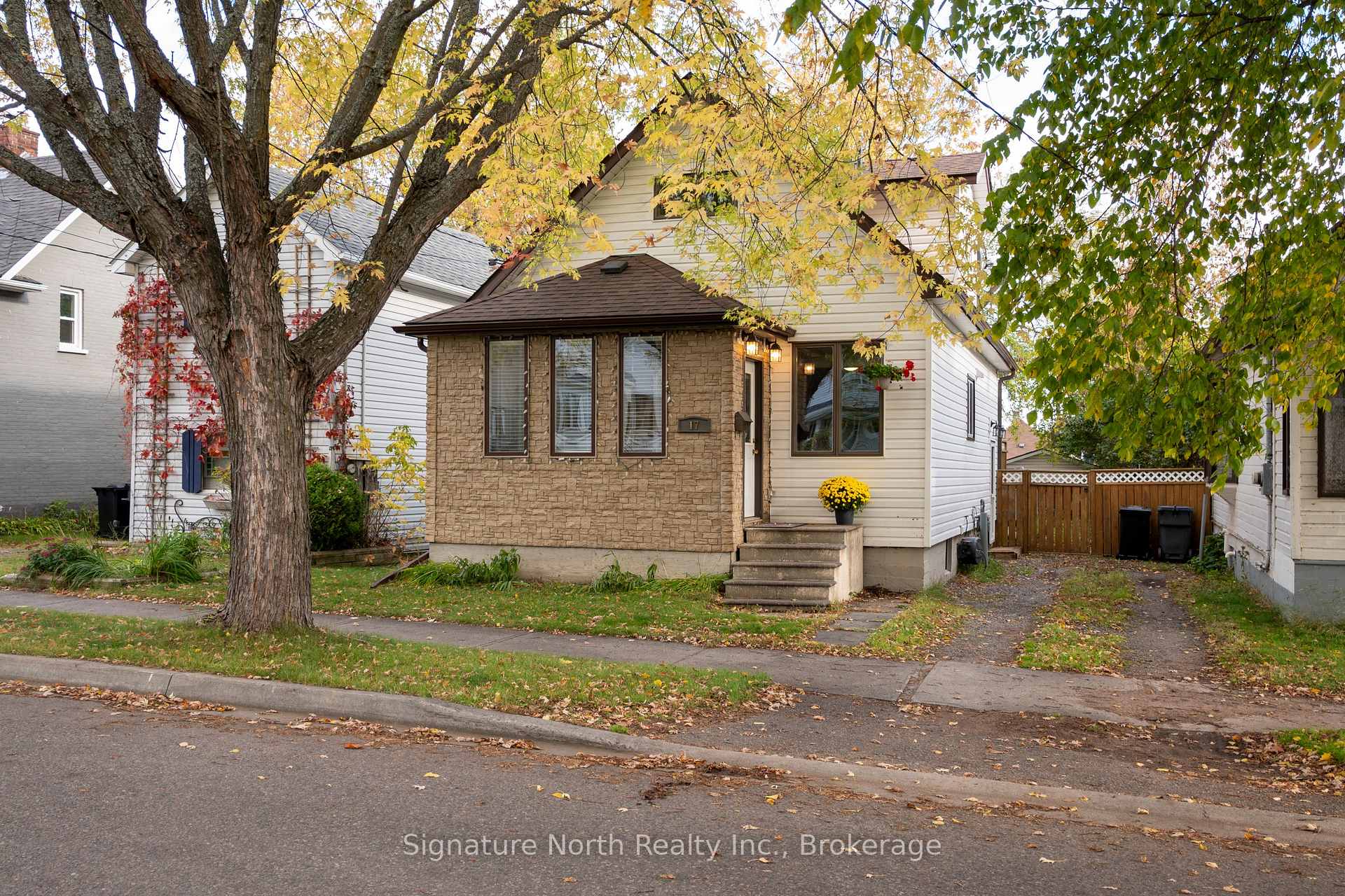 Photo of 17 Ontario Street W