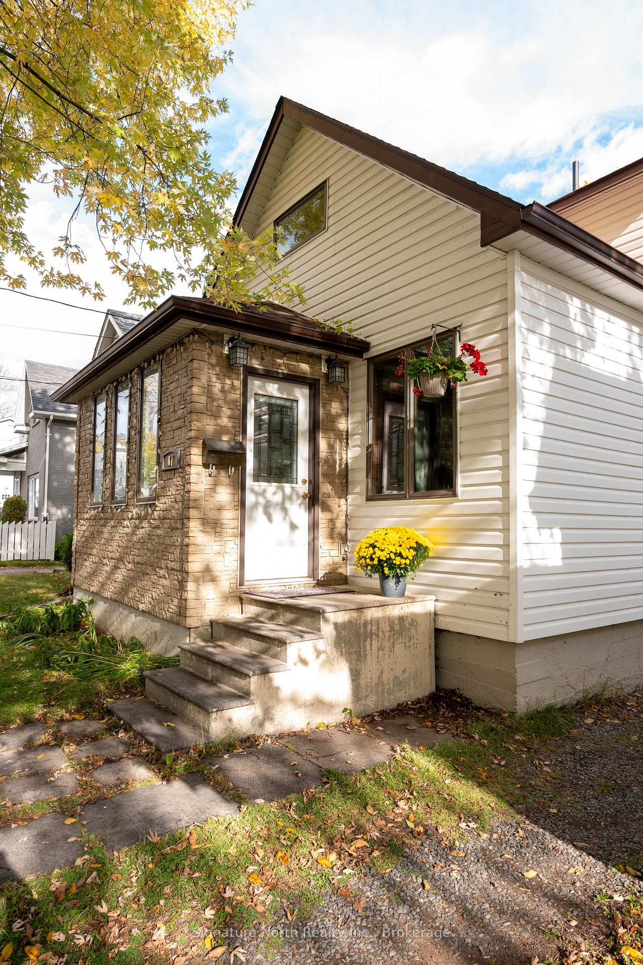 Photo 3 of 17 Ontario Street W, Thunder Bay, Court / Cumberland — HOMEH