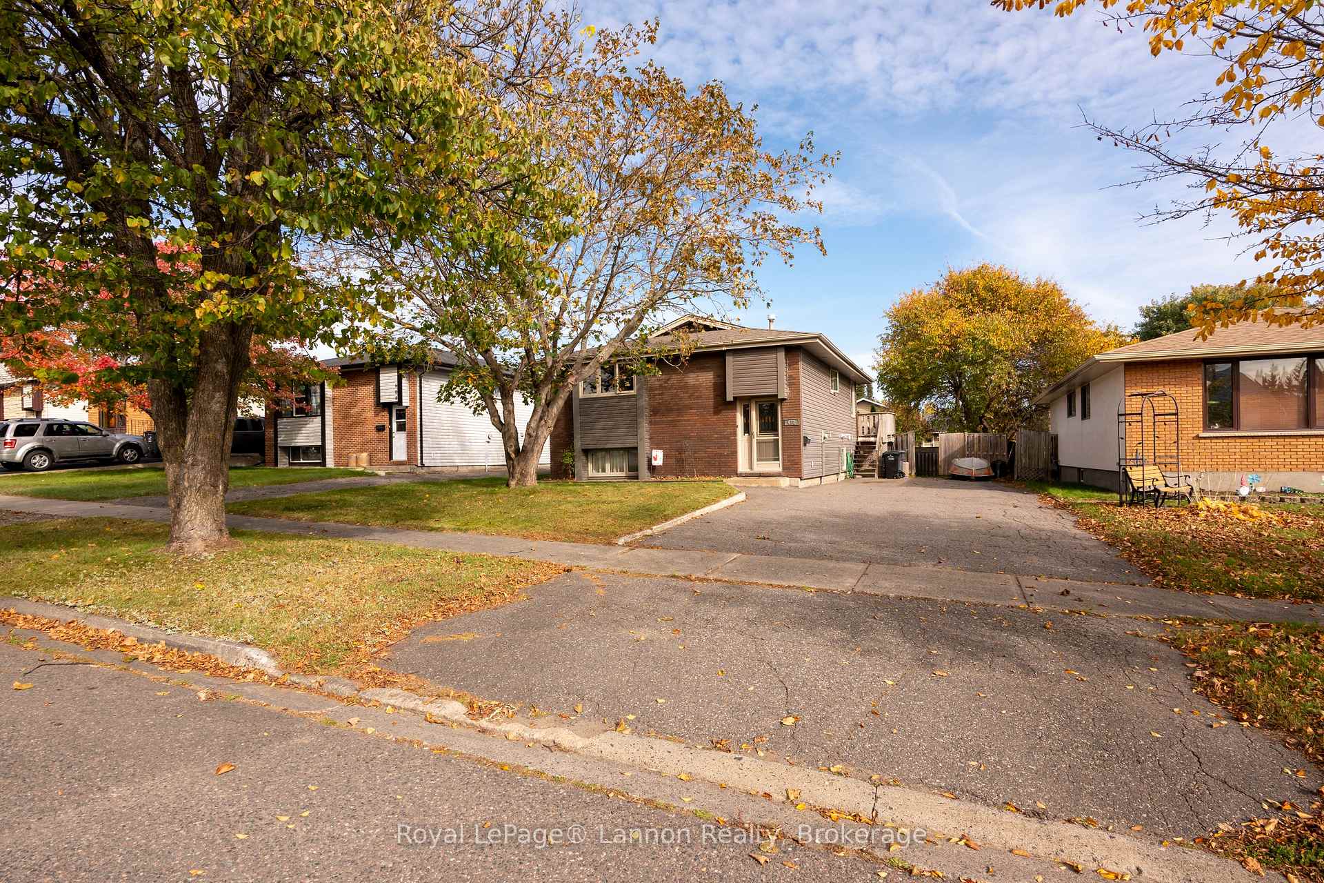 Photo 2 of 612 Lanark Crescent, Thunder Bay, County Park — HOMEH