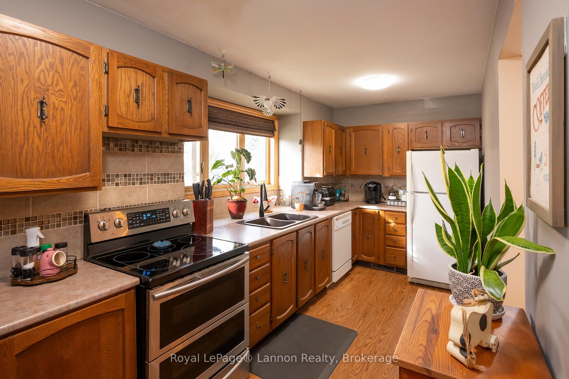 Photo 14 of 612 Lanark Crescent, Thunder Bay, County Park — HOMEH