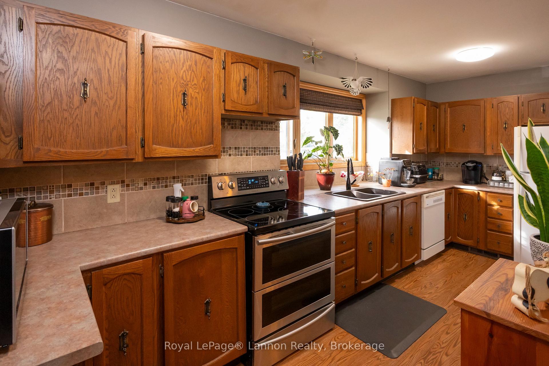Photo 15 of 612 Lanark Crescent, Thunder Bay, County Park — HOMEH