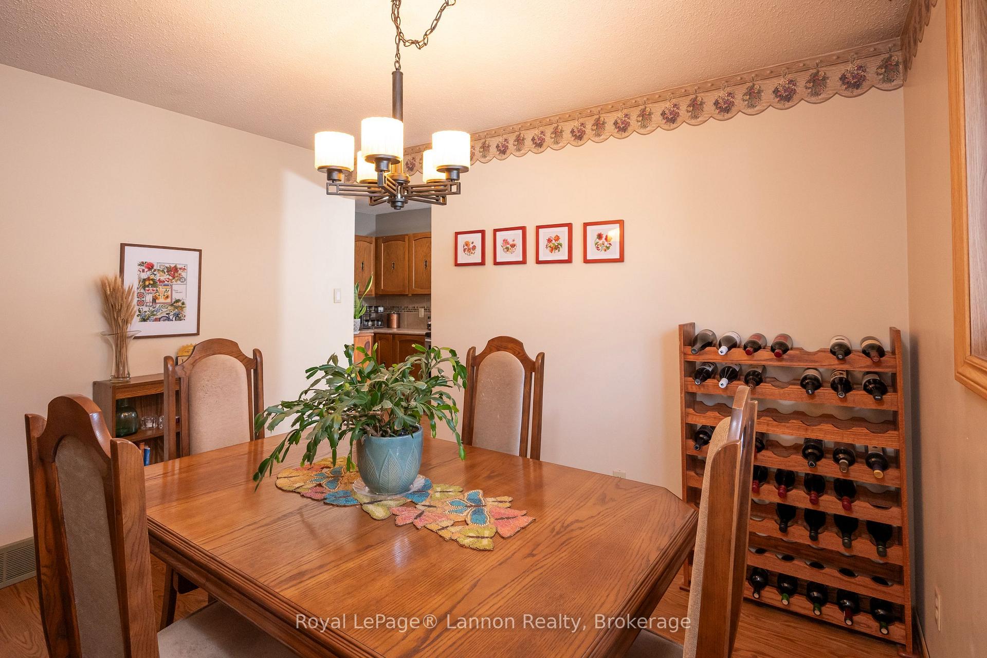 Photo 17 of 612 Lanark Crescent, Thunder Bay, County Park — HOMEH