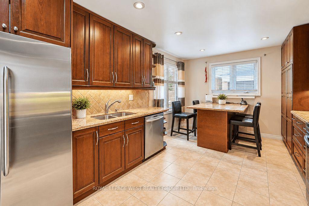 Photo 10 of 292 La Rose Avenue, Etobicoke, Willowridge-Martingrove-Richview — HOMEH