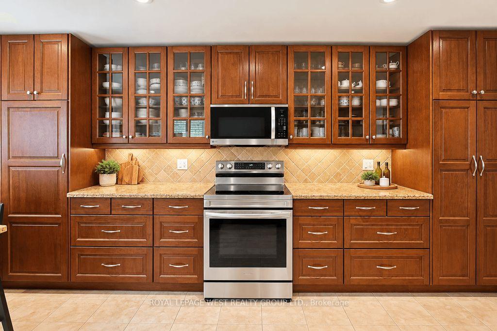 Photo 11 of 292 La Rose Avenue, Etobicoke, Willowridge-Martingrove-Richview — HOMEH