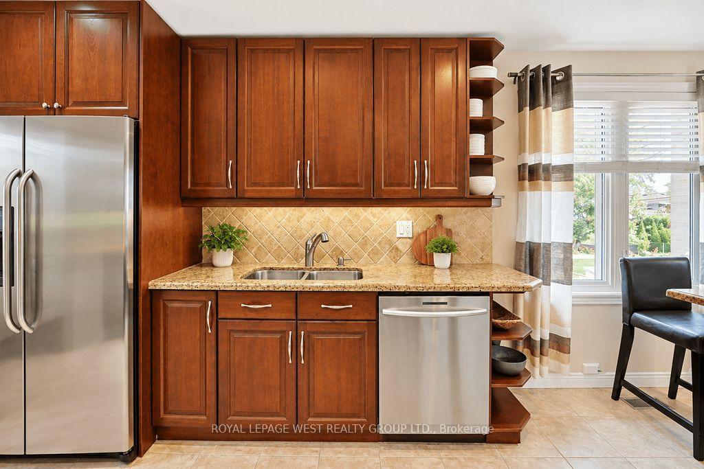 Photo 17 of 292 La Rose Avenue, Etobicoke, Willowridge-Martingrove-Richview — HOMEH