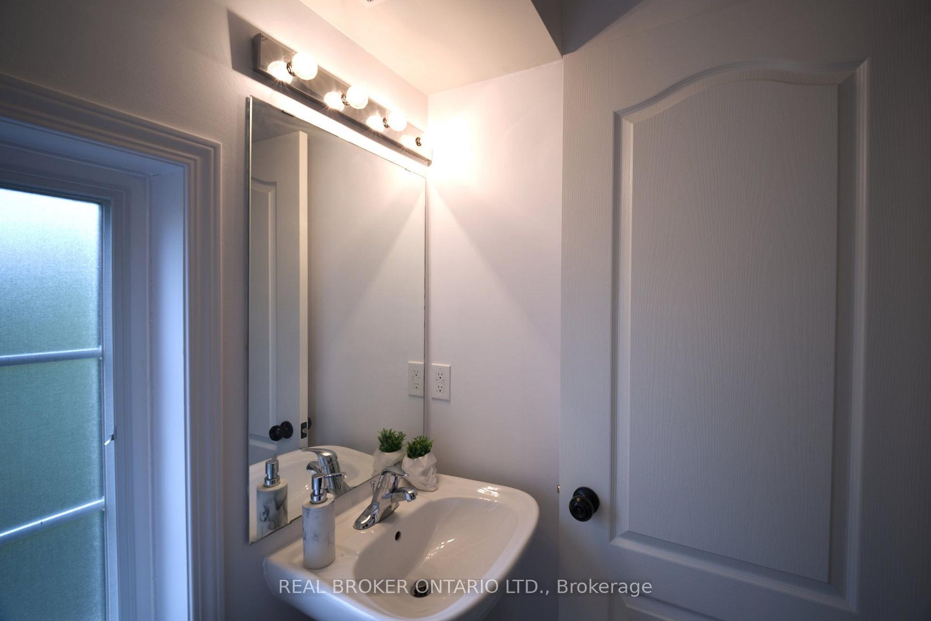 Photo 4 of Unit 2, 1123 Haig Boulevard, Mississauga, Lakeview — HOMEH