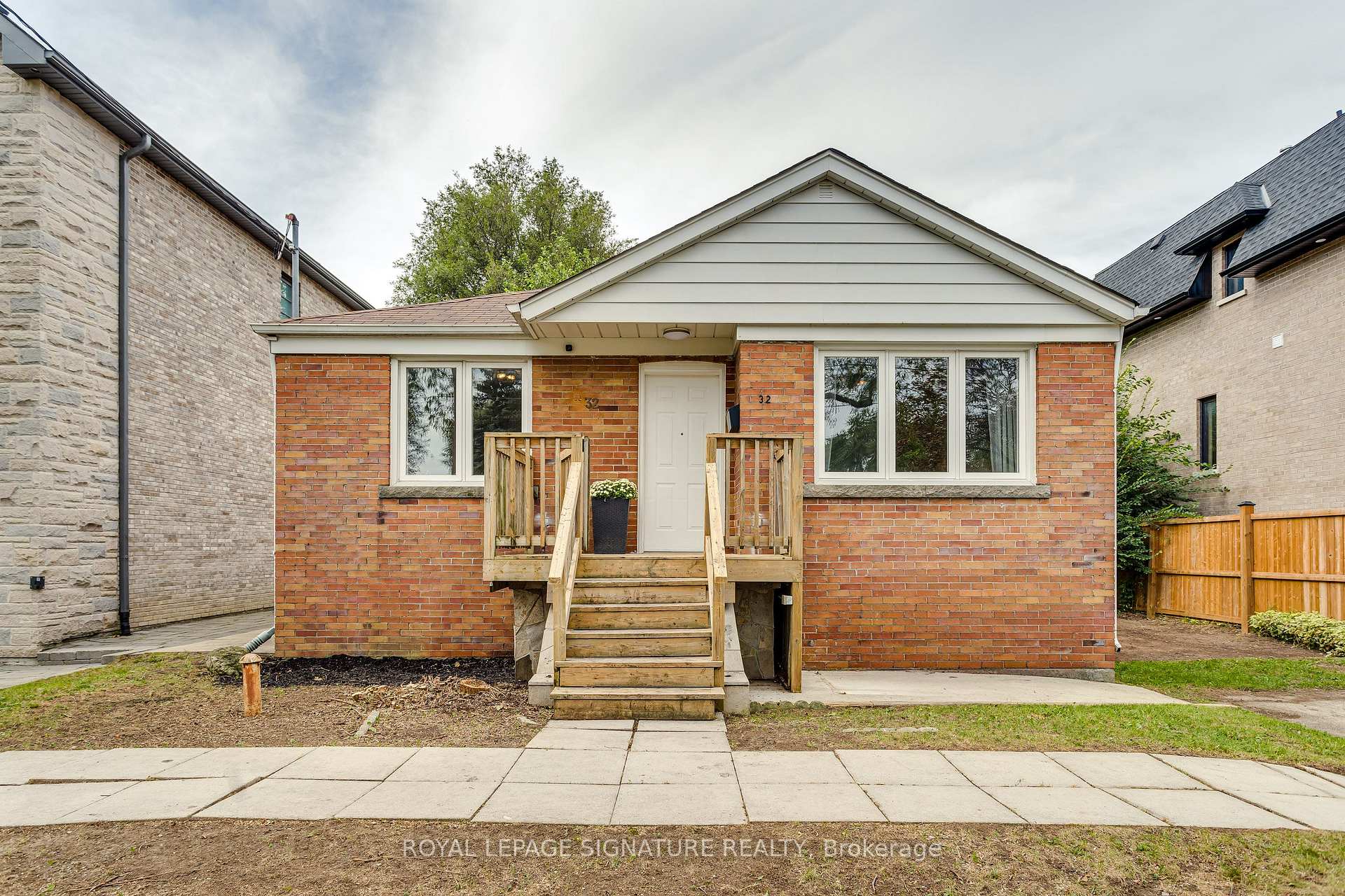 Photo 2 of 32 Wigan Crescent, North York, Clanton Park — HOMEH