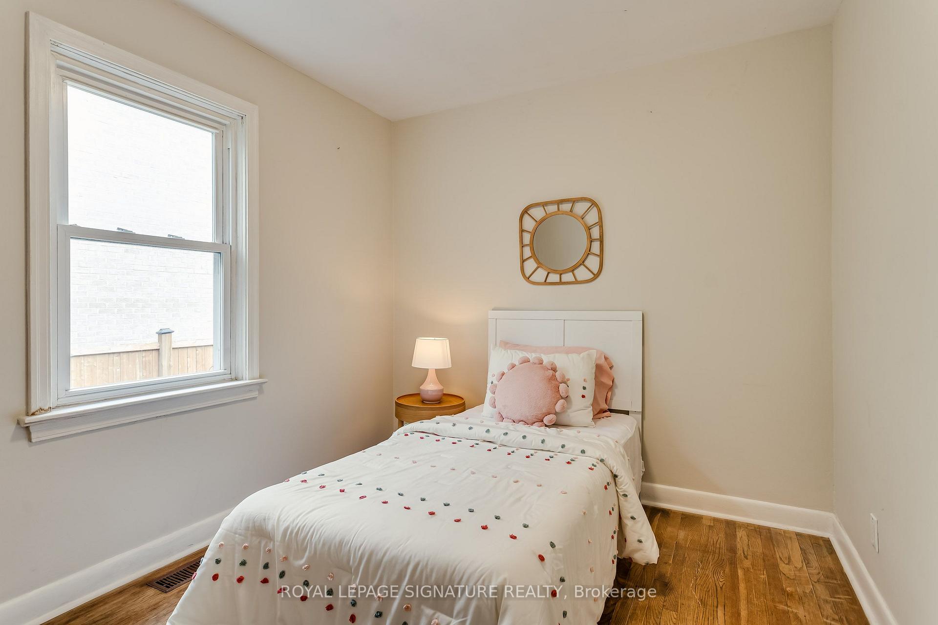 Photo 14 of 32 Wigan Crescent, North York, Clanton Park — HOMEH