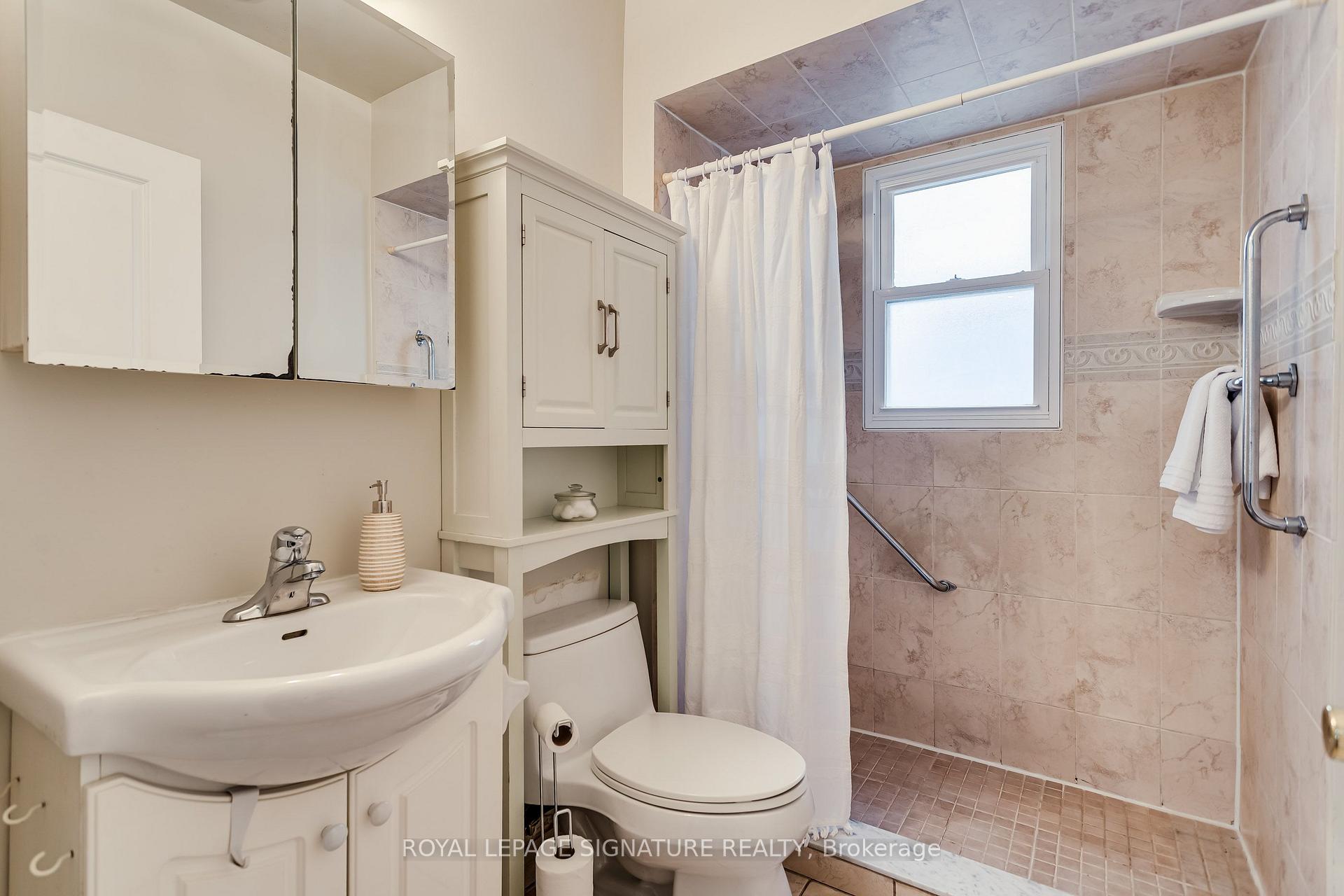 Photo 15 of 32 Wigan Crescent, North York, Clanton Park — HOMEH