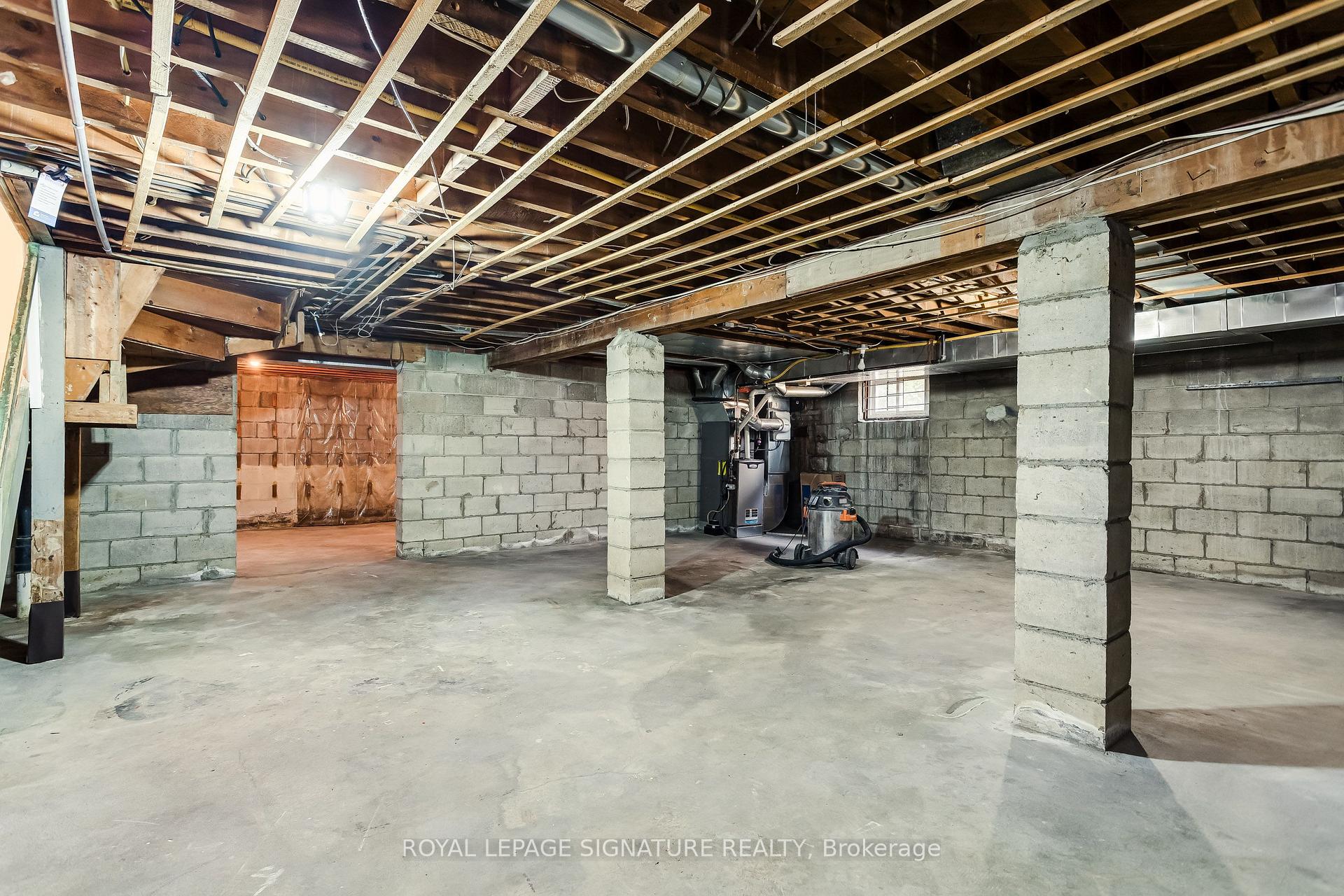 Photo 20 of 32 Wigan Crescent, North York, Clanton Park — HOMEH