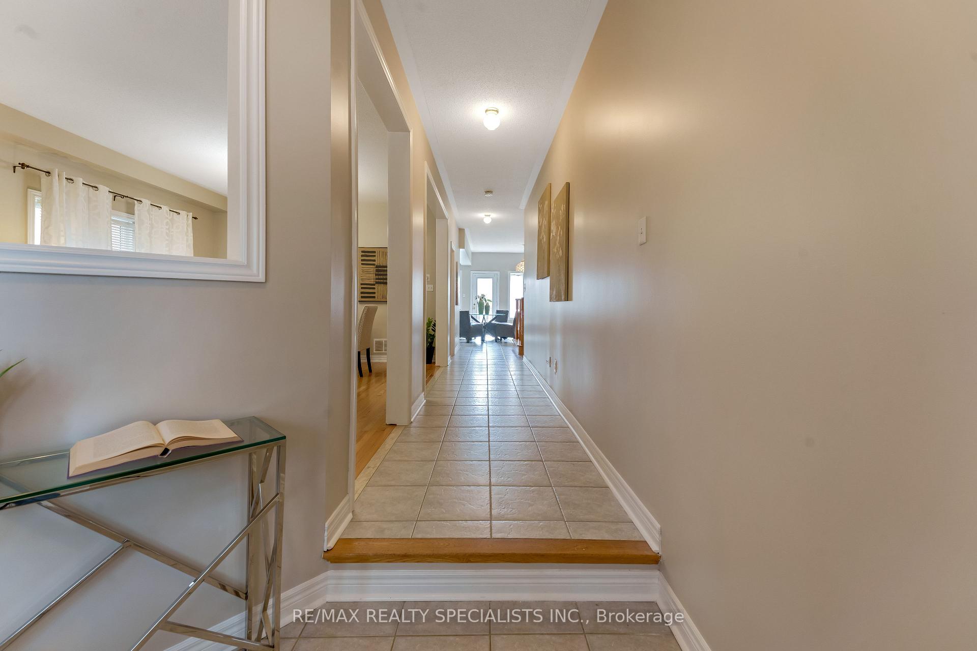 Photo 3 of 59 Masters Green Crescent, Brampton, Snelgrove — HOMEH