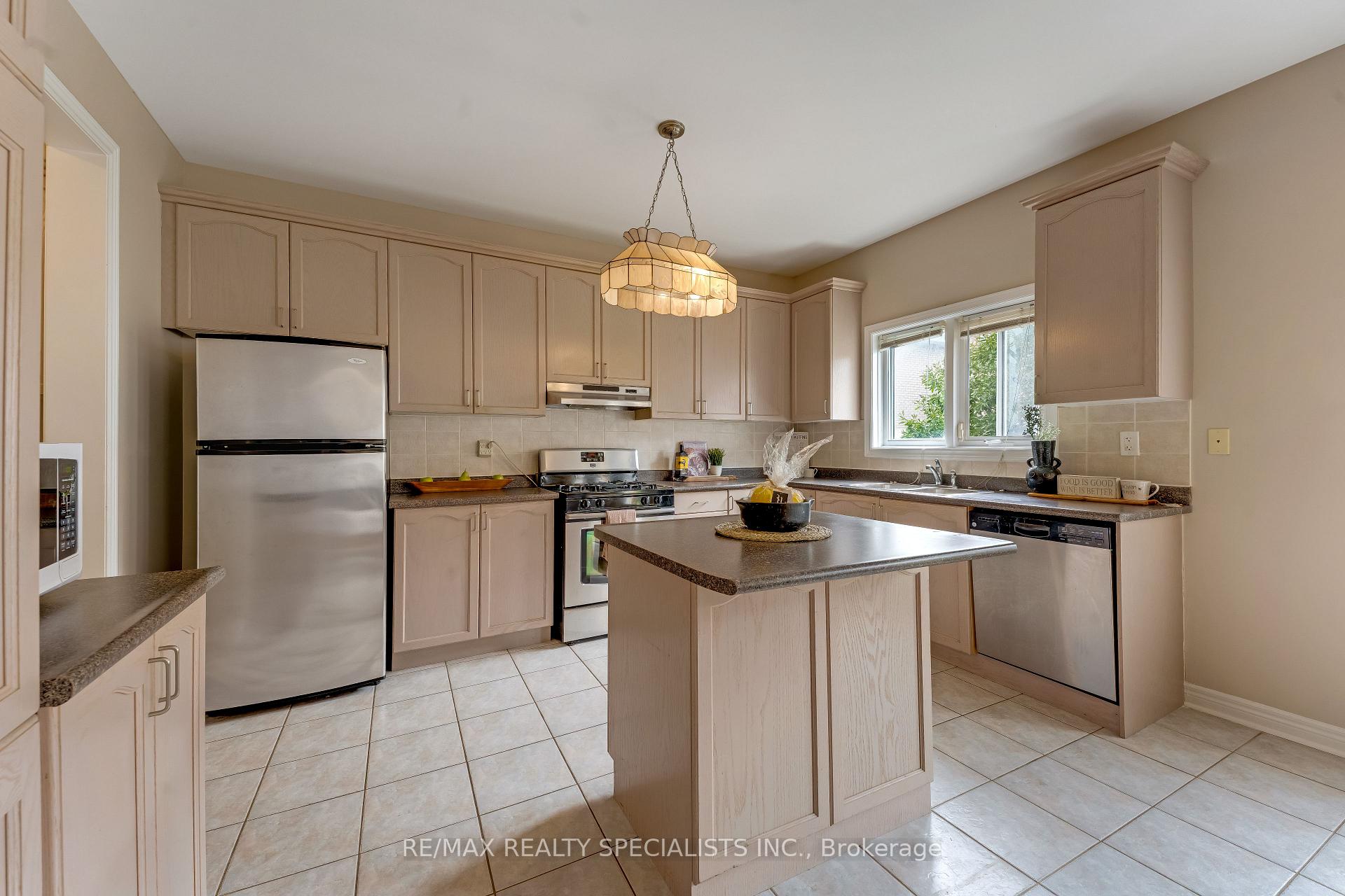 Photo 7 of 59 Masters Green Crescent, Brampton, Snelgrove — HOMEH