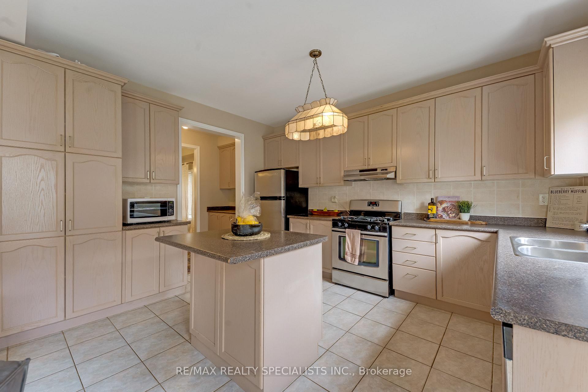 Photo 8 of 59 Masters Green Crescent, Brampton, Snelgrove — HOMEH