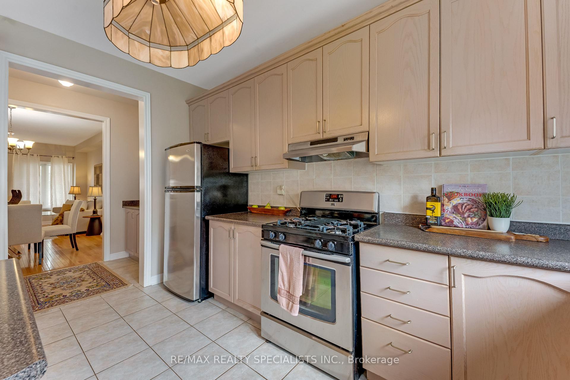Photo 9 of 59 Masters Green Crescent, Brampton, Snelgrove — HOMEH