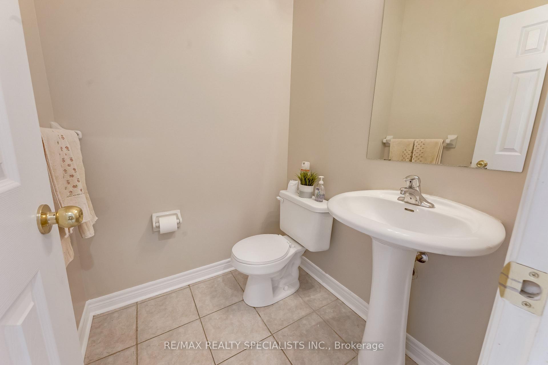Photo 13 of 59 Masters Green Crescent, Brampton, Snelgrove — HOMEH