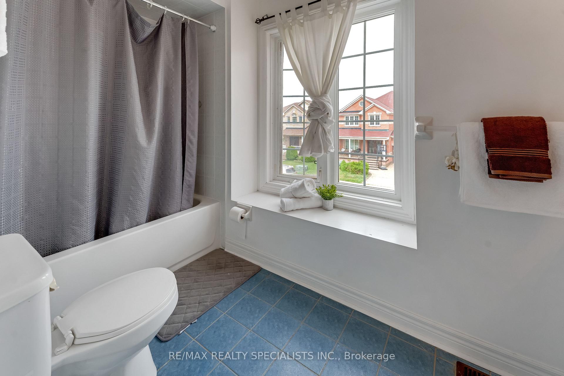 Photo 24 of 59 Masters Green Crescent, Brampton, Snelgrove — HOMEH