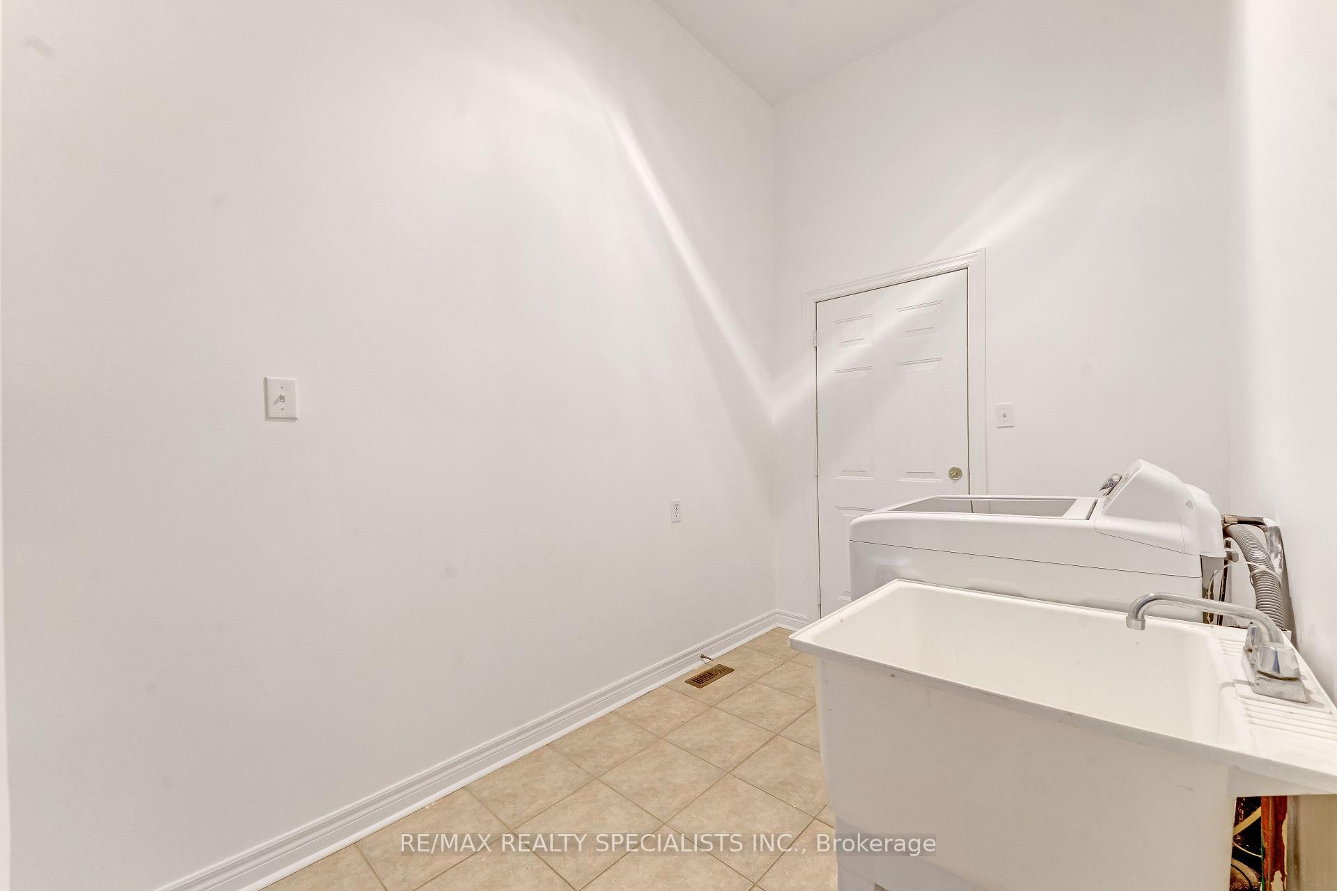 Photo 30 of 59 Masters Green Crescent, Brampton, Snelgrove — HOMEH