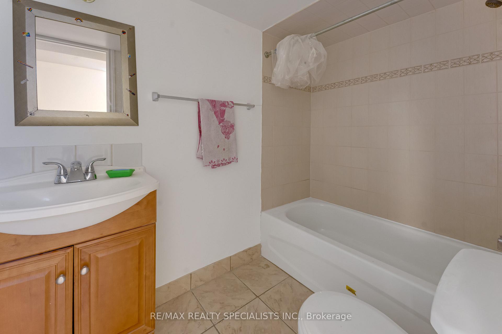 Photo 36 of 59 Masters Green Crescent, Brampton, Snelgrove — HOMEH
