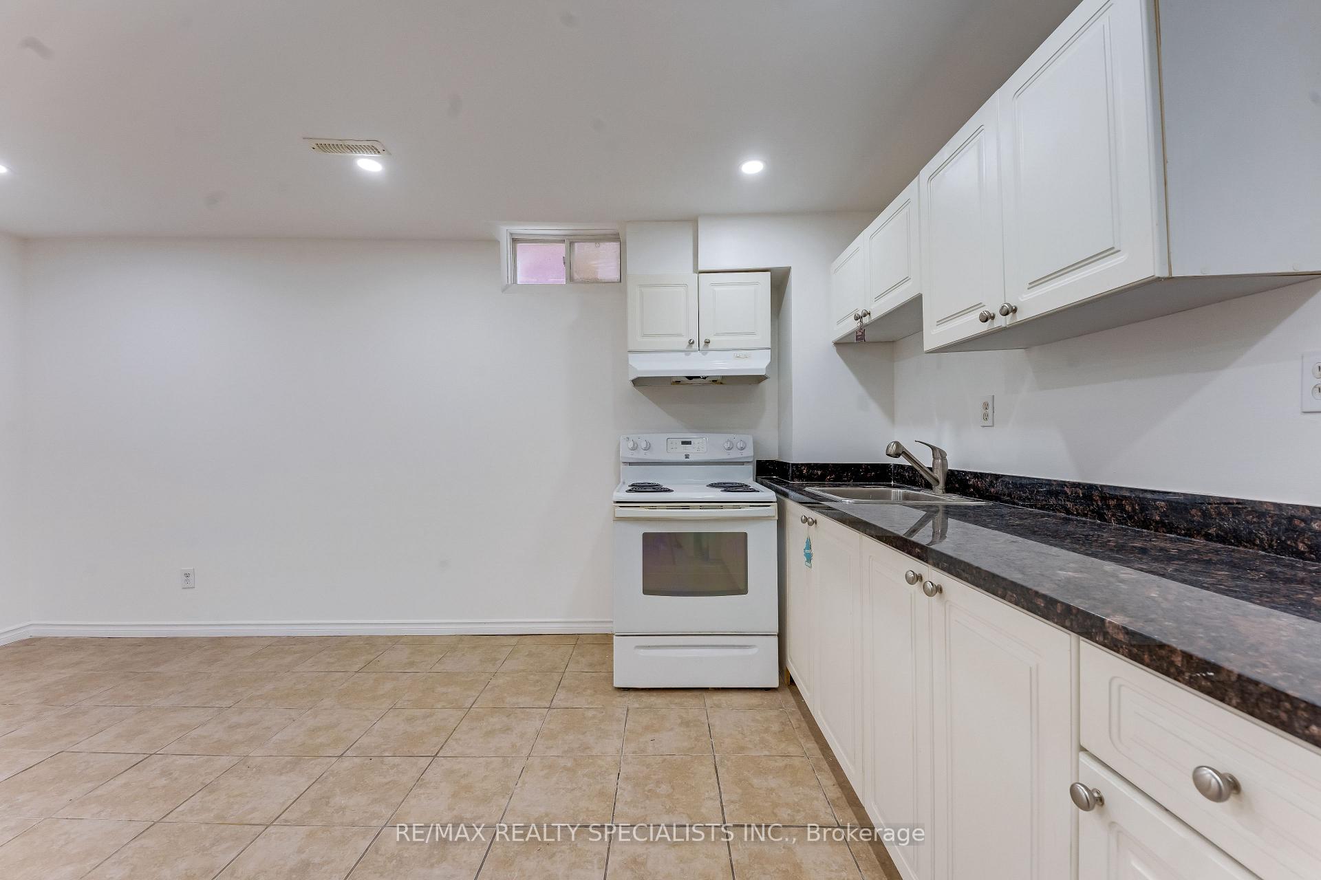 Photo 38 of 59 Masters Green Crescent, Brampton, Snelgrove — HOMEH