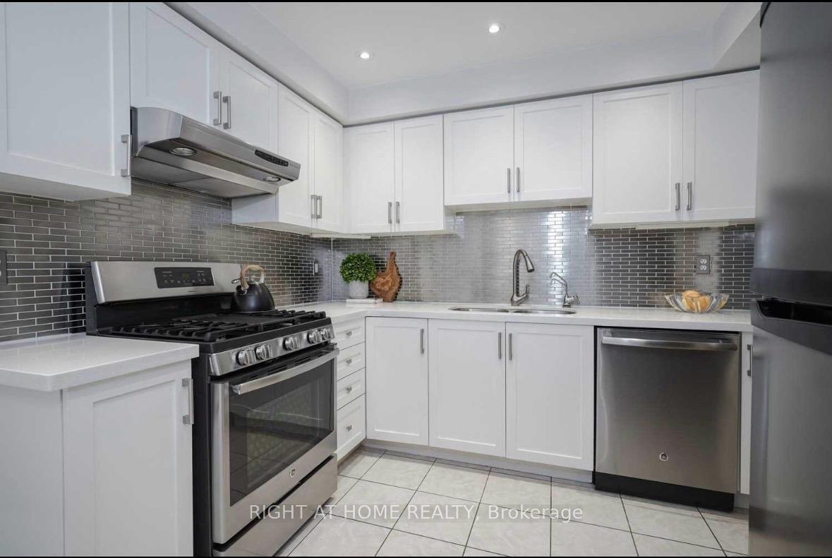 Photo 4 of Unit 121, 6399 Spinnaker Circle, Mississauga, Meadowvale Village — HOMEH