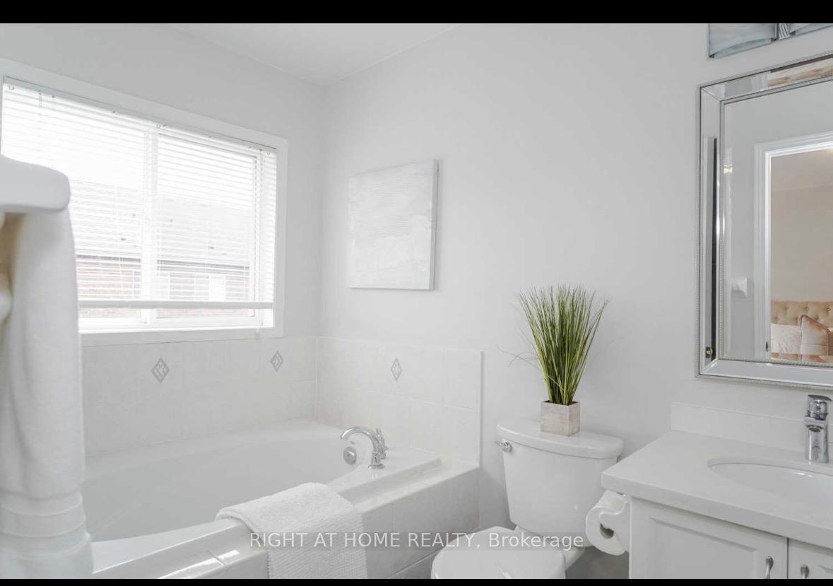 Photo 6 of Unit 121, 6399 Spinnaker Circle, Mississauga, Meadowvale Village — HOMEH