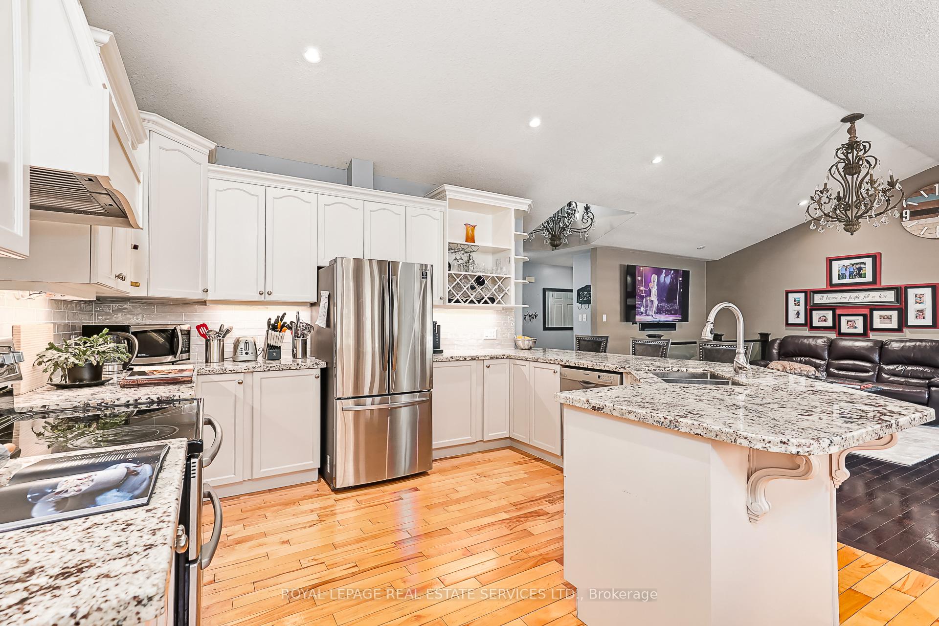 Photo 6 of 2 Alexandra Lane, Wasaga Beach — HOMEH