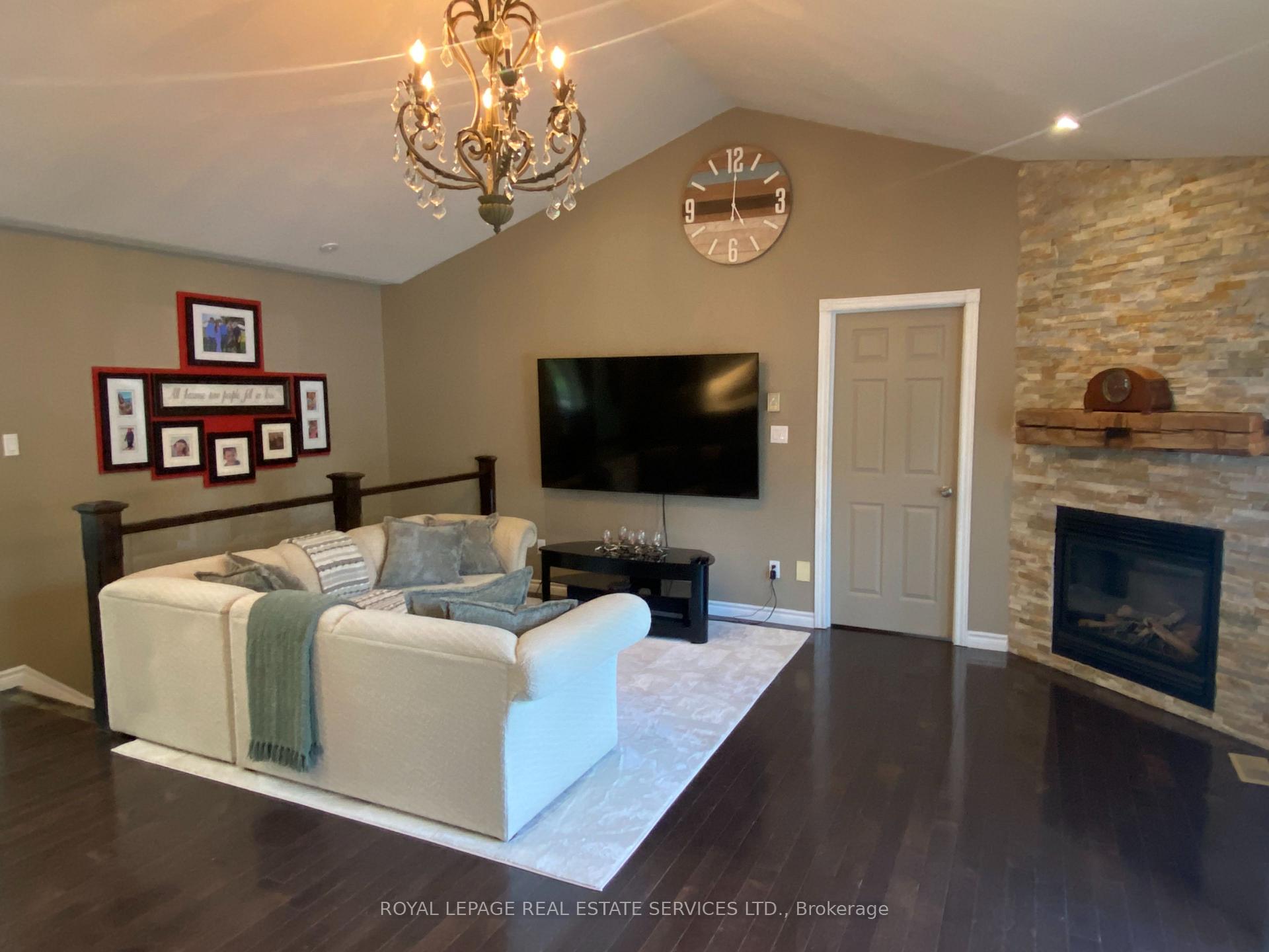 Photo 8 of 2 Alexandra Lane, Wasaga Beach — HOMEH