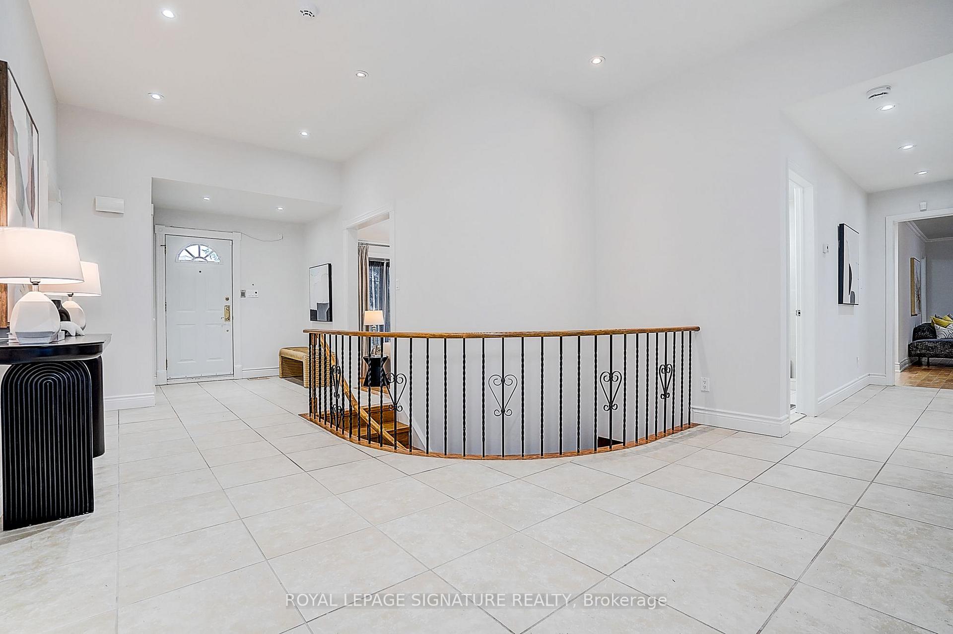 Photo 4 of 46 Caravan Drive, North York, Banbury-Don Mills — HOMEH