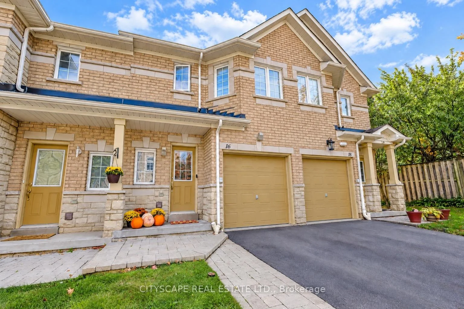 Photo 3 of Unit 16, 3150 Pinto Place, Mississauga, Cooksville — HOMEH