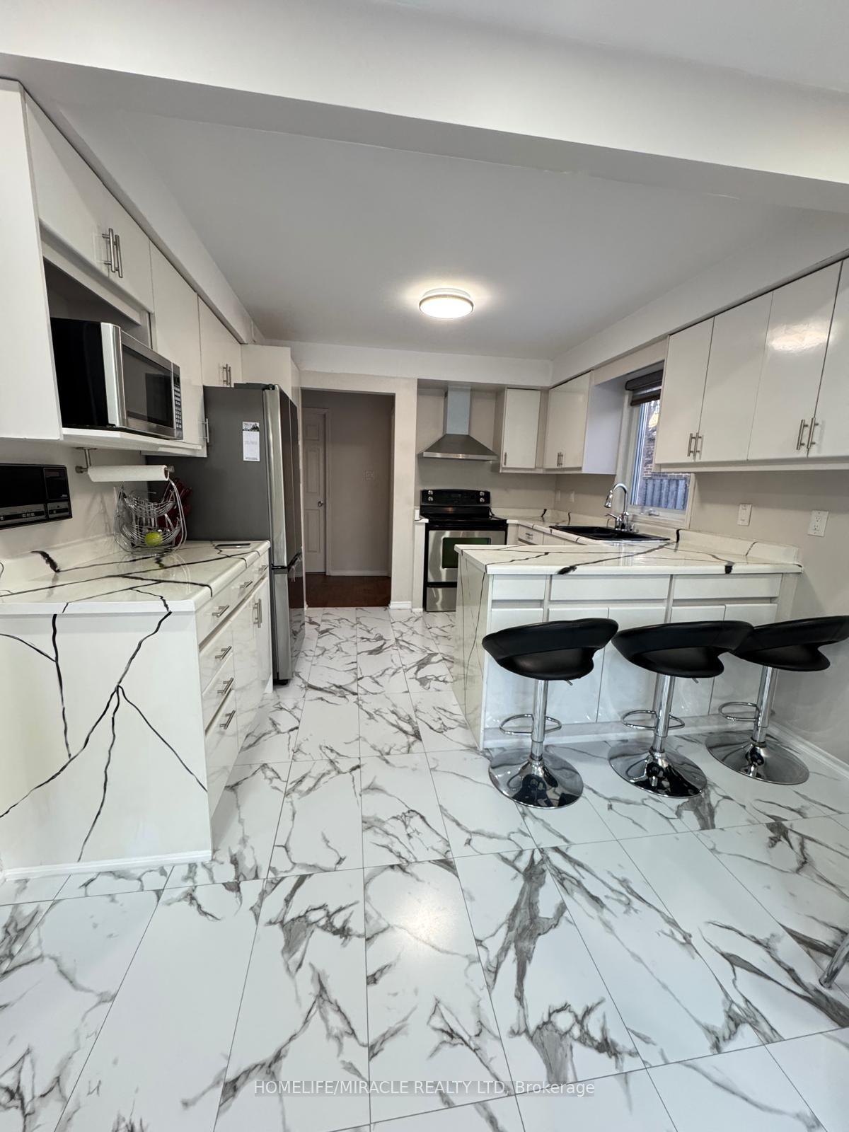 Photo 4 of 32 Plover Place, Brampton, Fletcher's Creek South — HOMEH