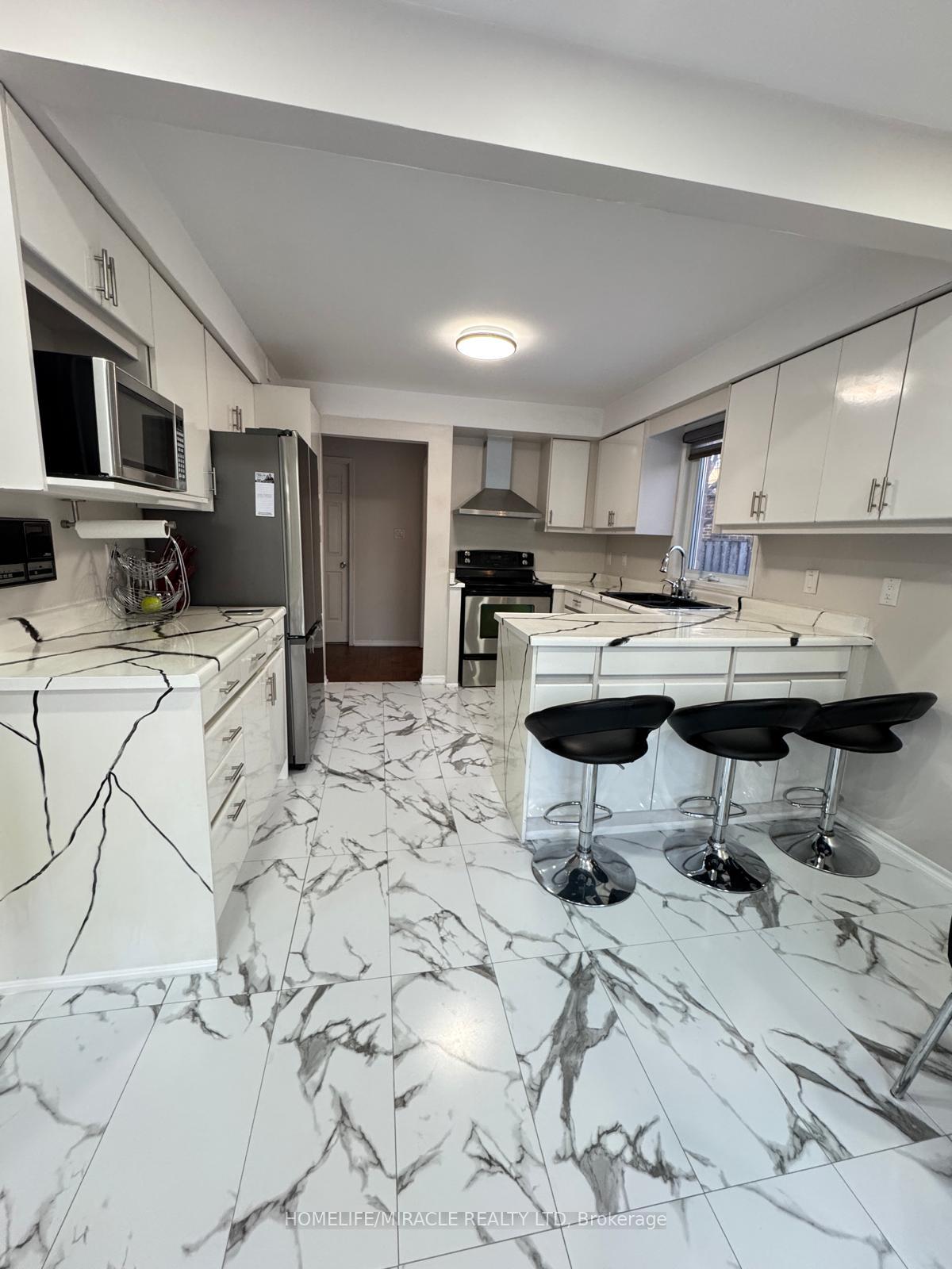 Photo 5 of 32 Plover Place, Brampton, Fletcher's Creek South — HOMEH