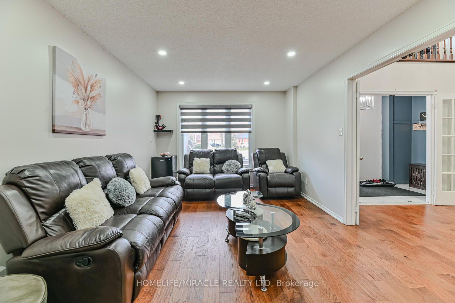 Photo 6 of 32 Plover Place, Brampton, Fletcher's Creek South — HOMEH