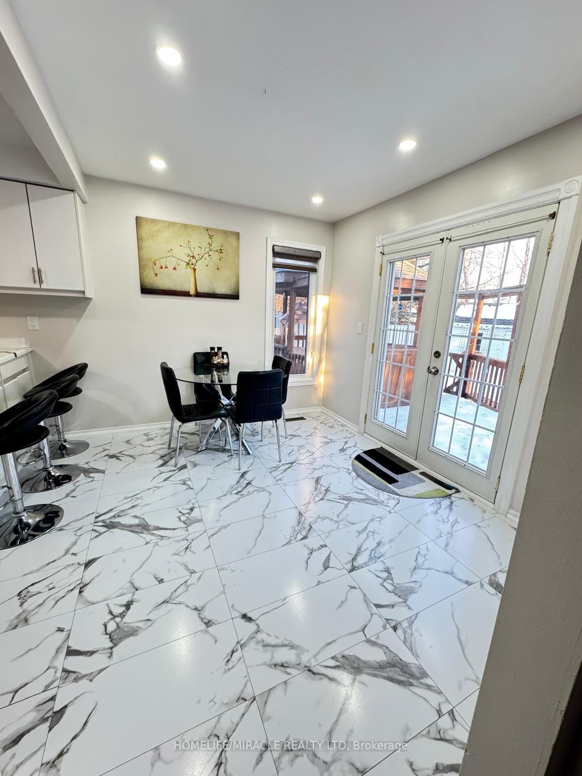 Photo 9 of 32 Plover Place, Brampton, Fletcher's Creek South — HOMEH