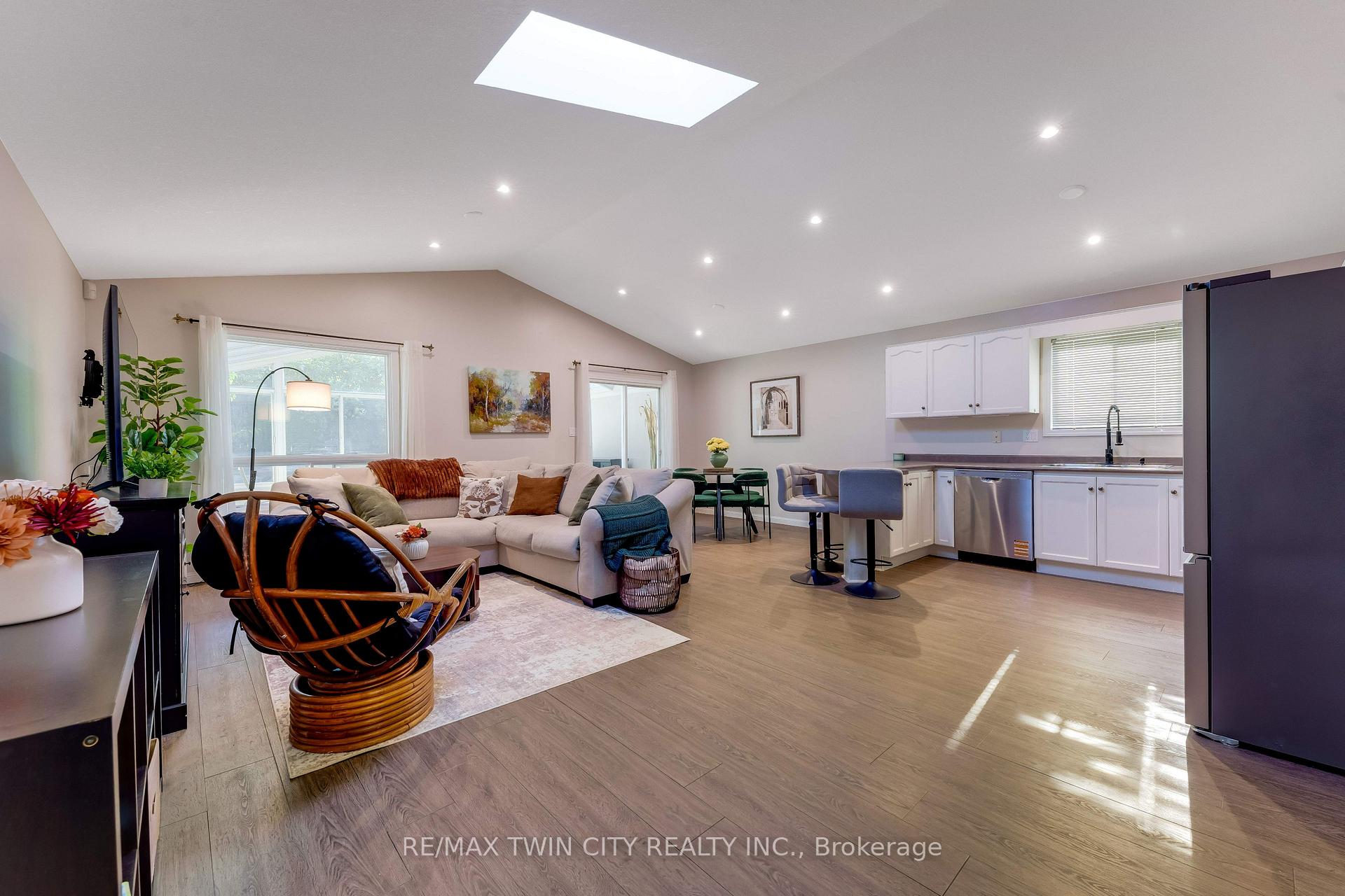Photo 5 of 268 Keewatin Avenue, Kitchener, Grand River North — HOMEH