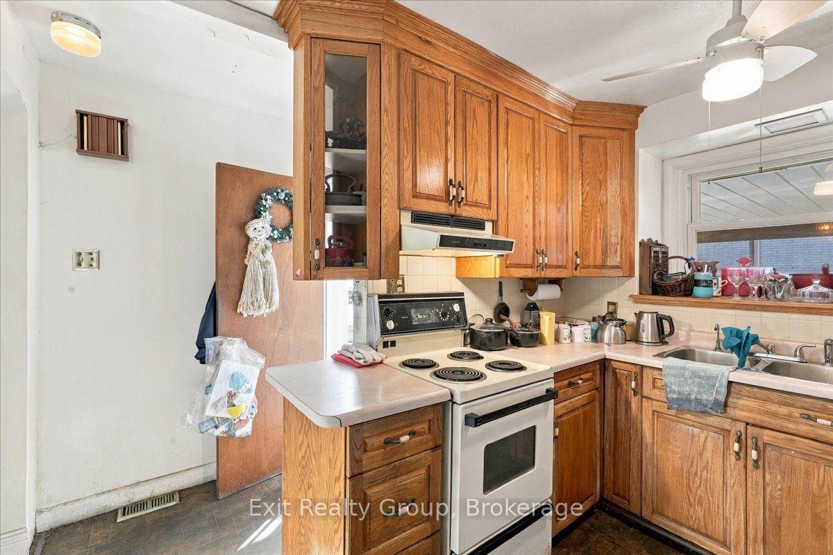 Photo 12 of 196 Yeomans Street, Belleville, Belleville Ward — HOMEH