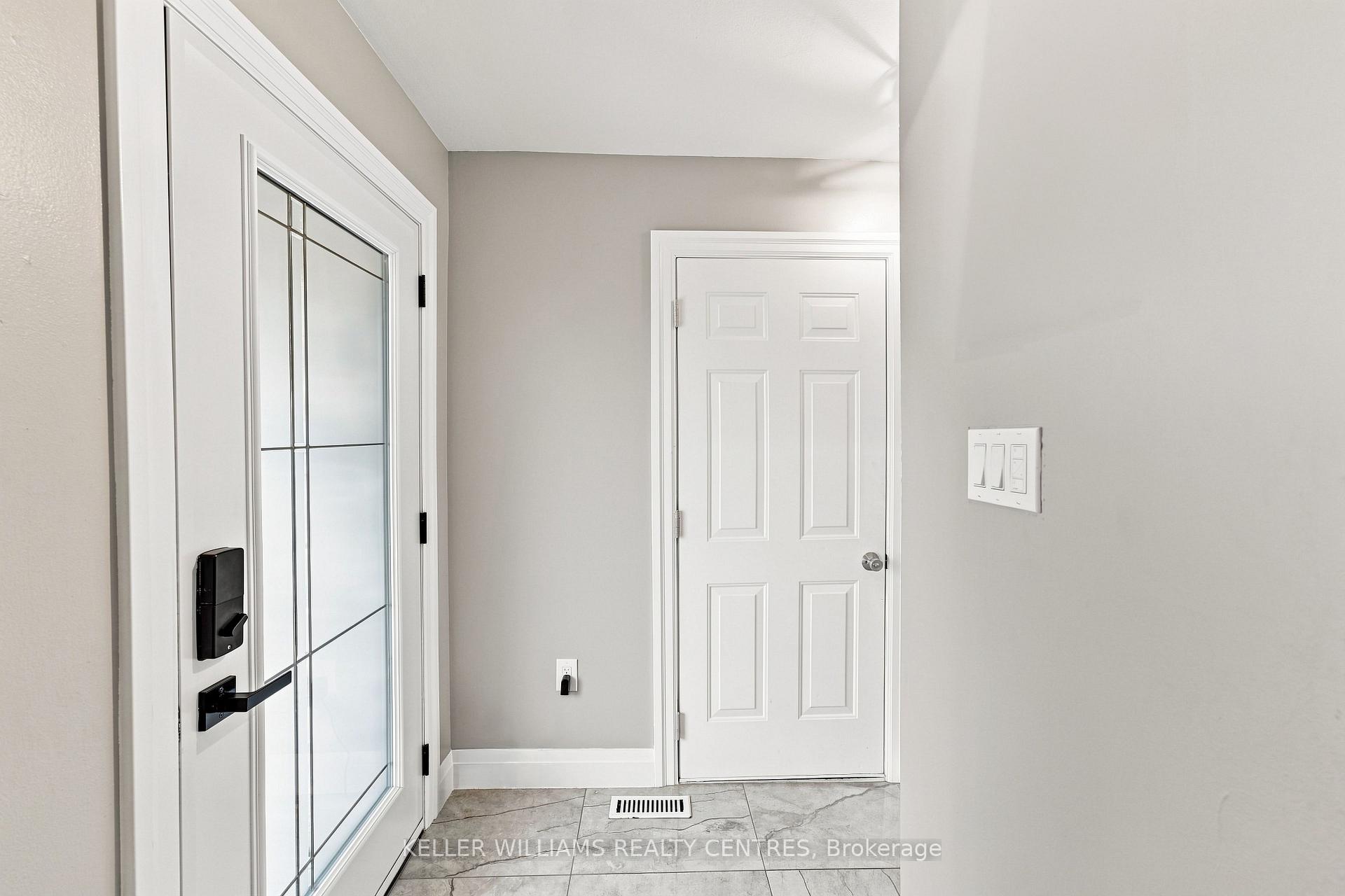 Photo 4 of 36 Chaucer Crescent, Barrie, Letitia Heights — HOMEH