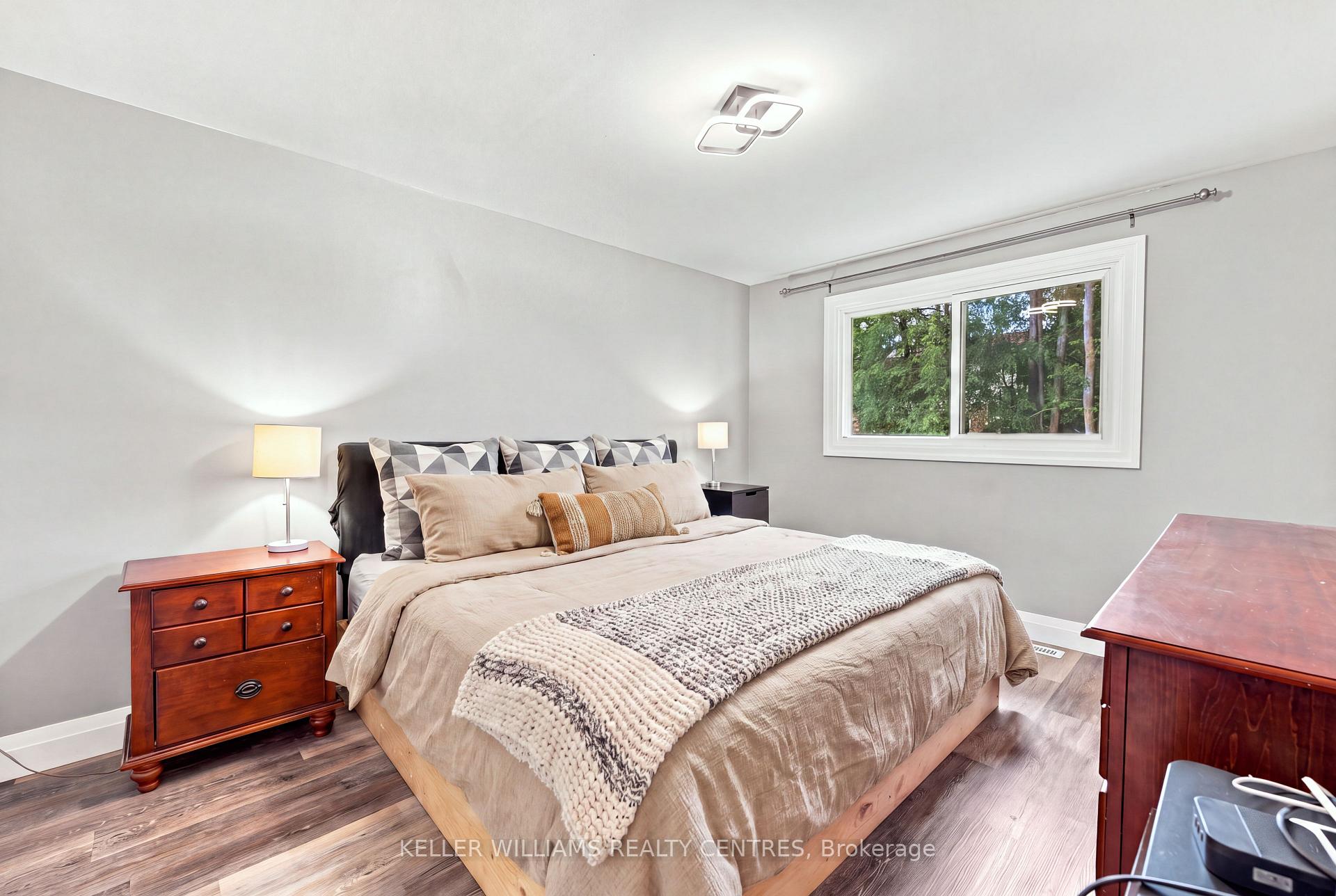Photo 19 of 36 Chaucer Crescent, Barrie, Letitia Heights — HOMEH