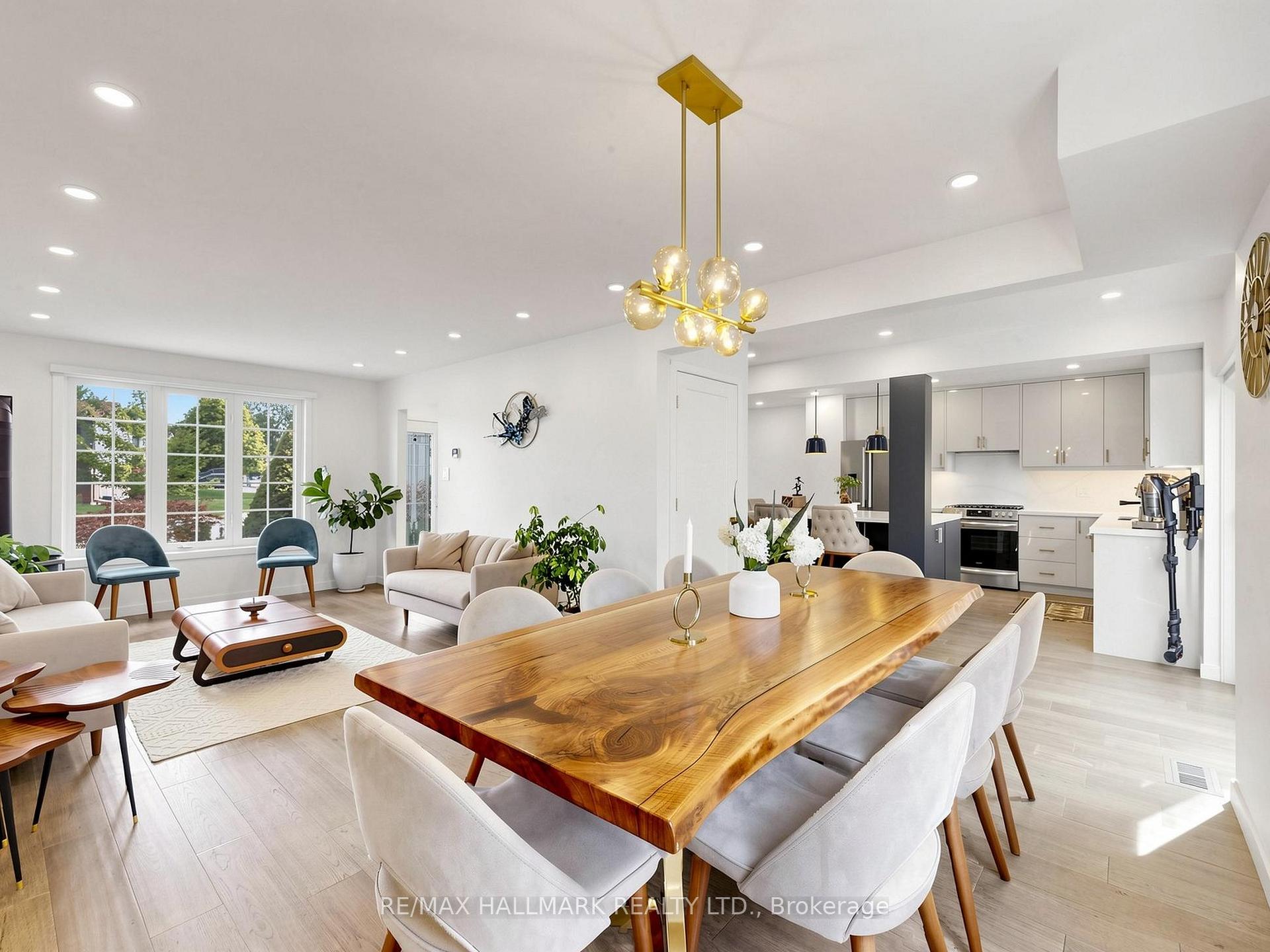 Photo 2 of 400 Handley Crescent, Newmarket, Central Newmarket — HOMEH