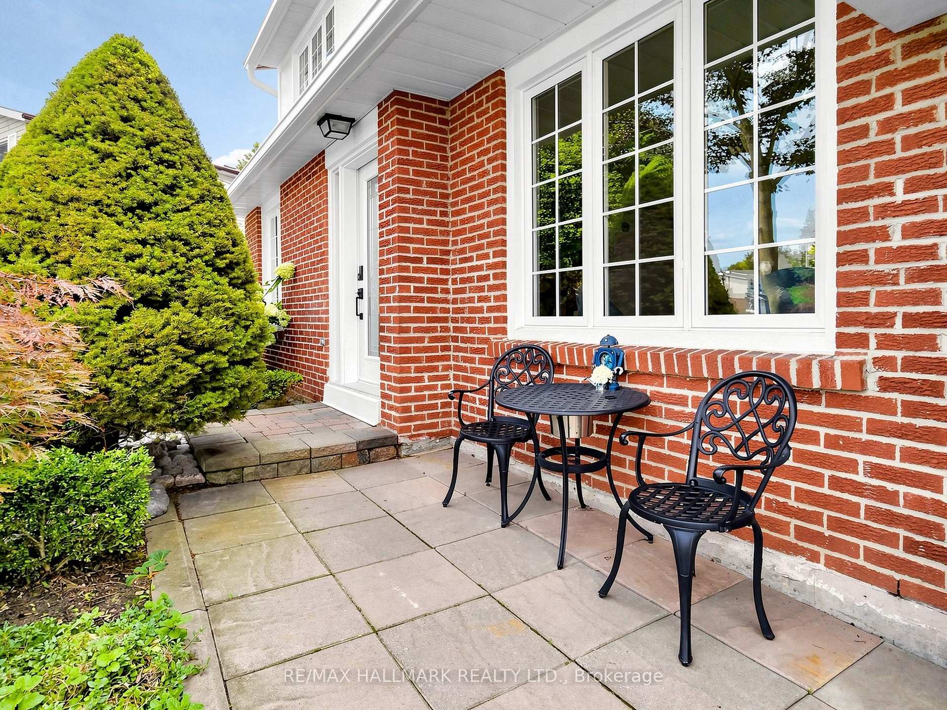 Photo 3 of 400 Handley Crescent, Newmarket, Central Newmarket — HOMEH