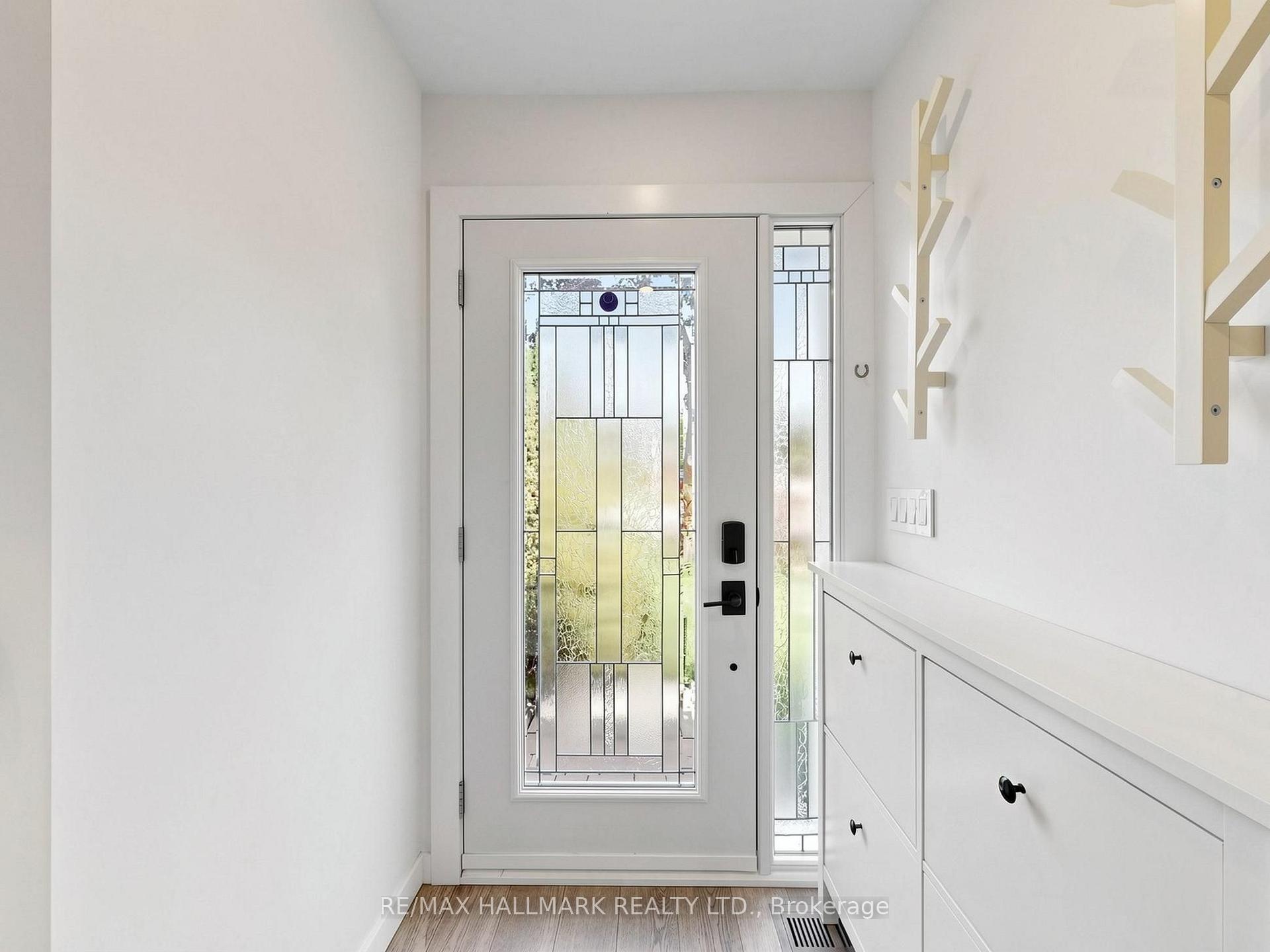 Photo 4 of 400 Handley Crescent, Newmarket, Central Newmarket — HOMEH