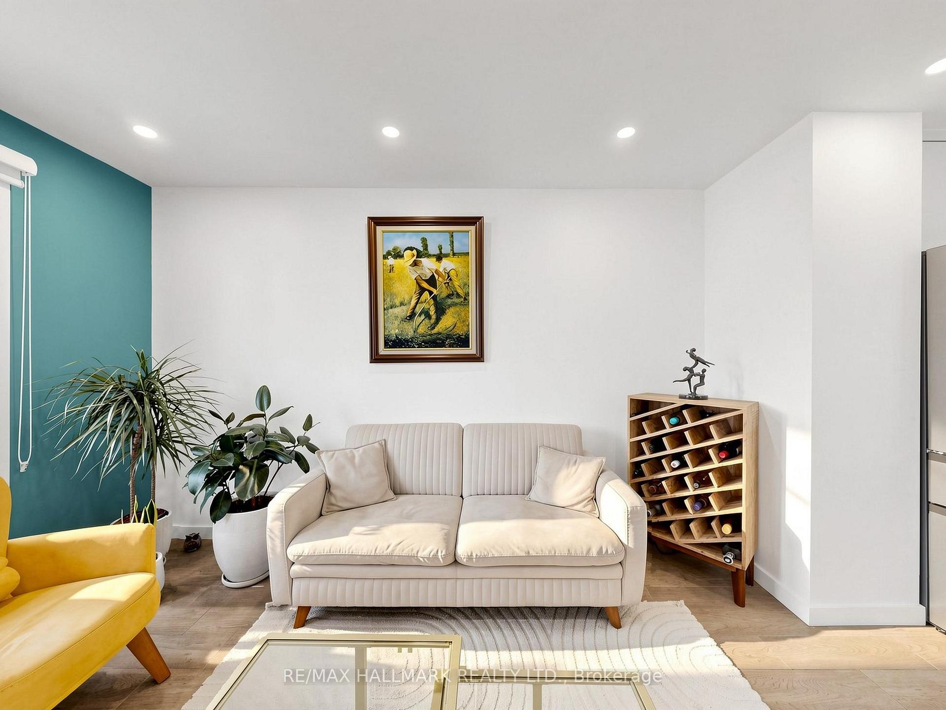 Photo 6 of 400 Handley Crescent, Newmarket, Central Newmarket — HOMEH