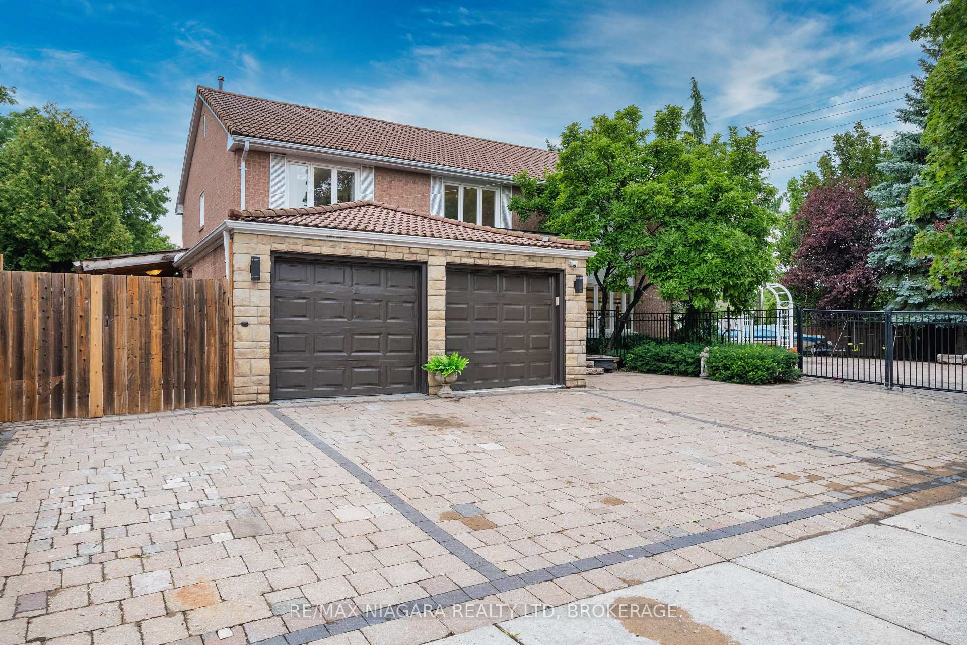 Photo 2 of 2 Aitken Circle, Markham, Unionville — HOMEH