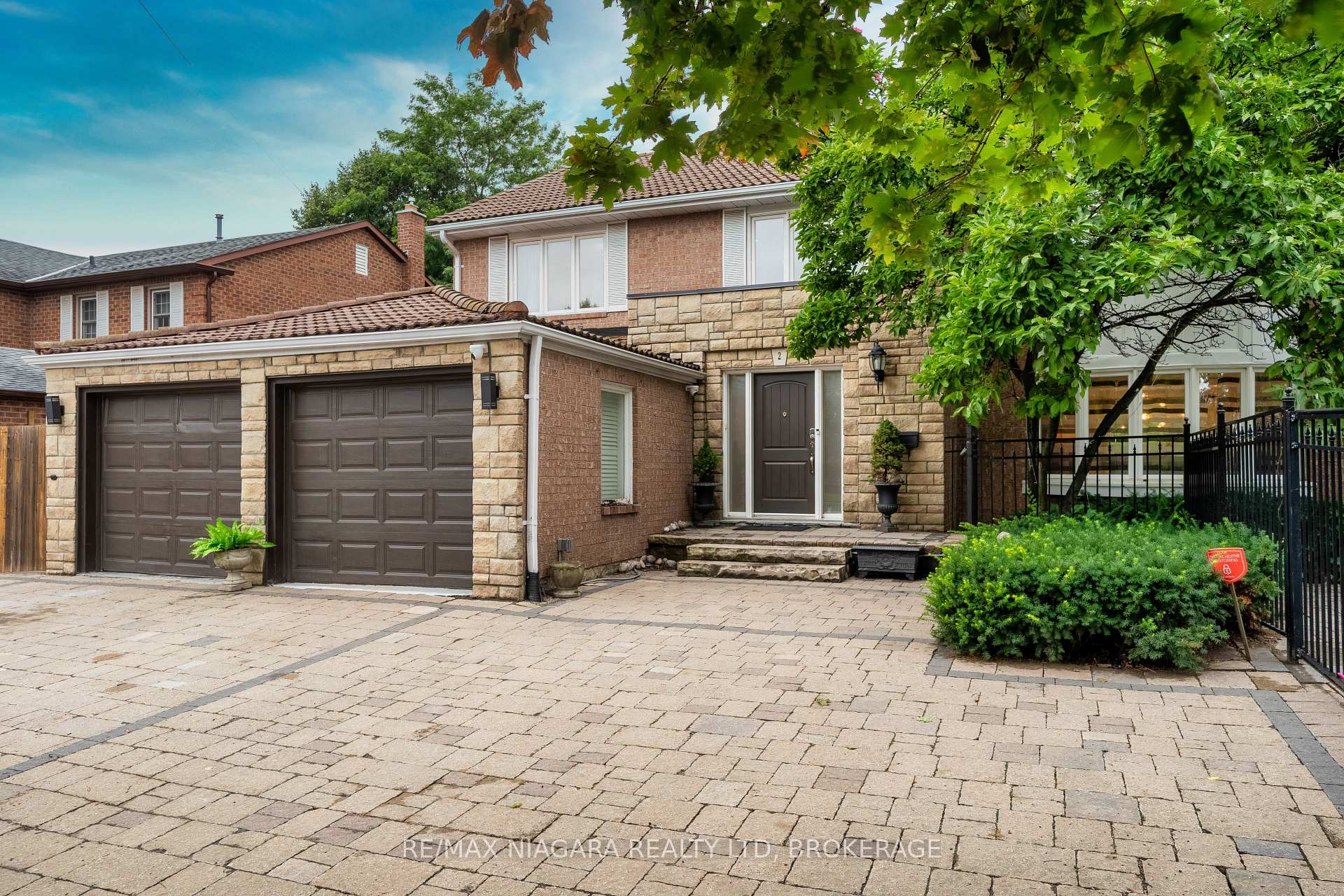 Photo 3 of 2 Aitken Circle, Markham, Unionville — HOMEH