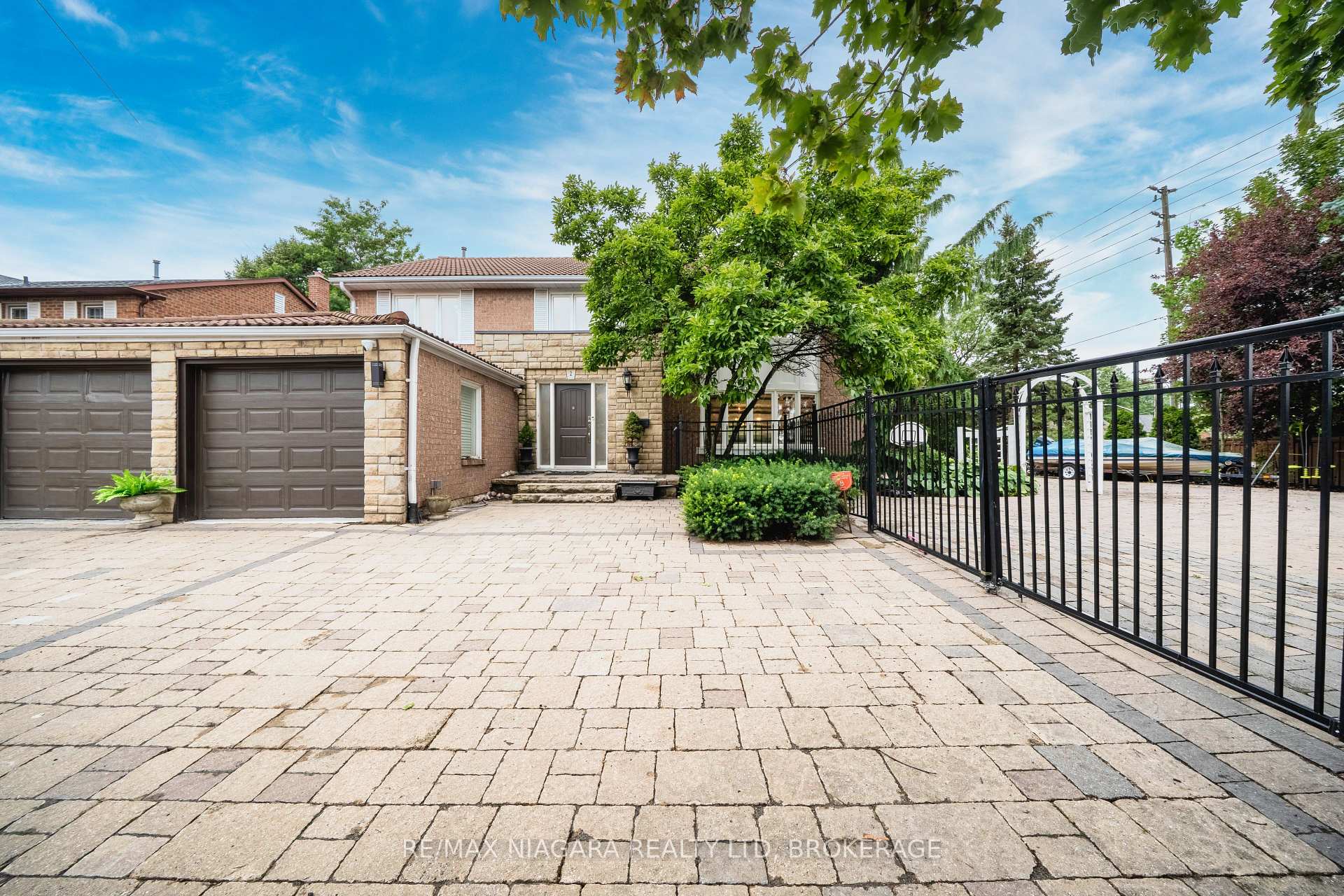 Photo 4 of 2 Aitken Circle, Markham, Unionville — HOMEH