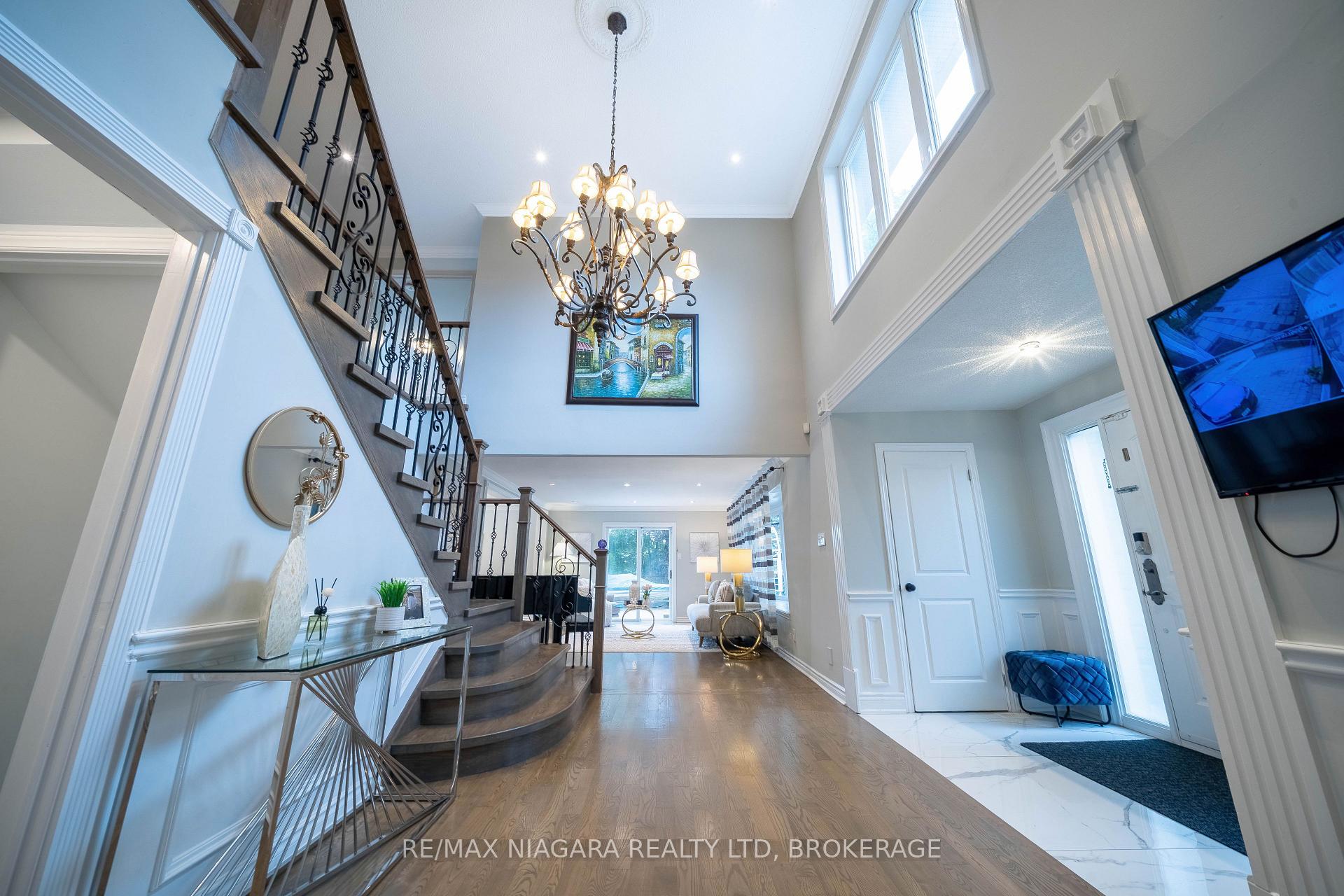 Photo 8 of 2 Aitken Circle, Markham, Unionville — HOMEH