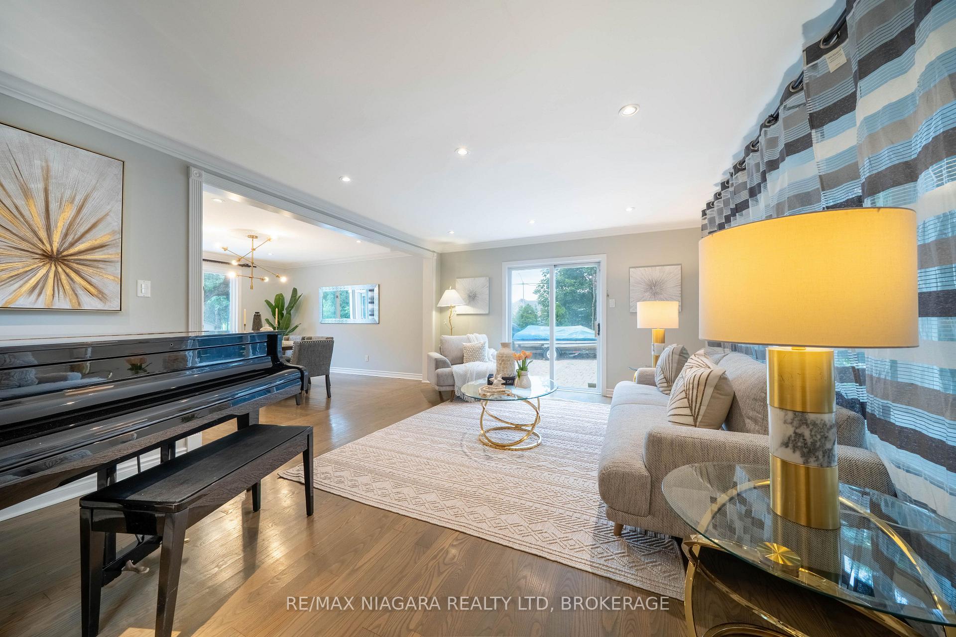 Photo 9 of 2 Aitken Circle, Markham, Unionville — HOMEH