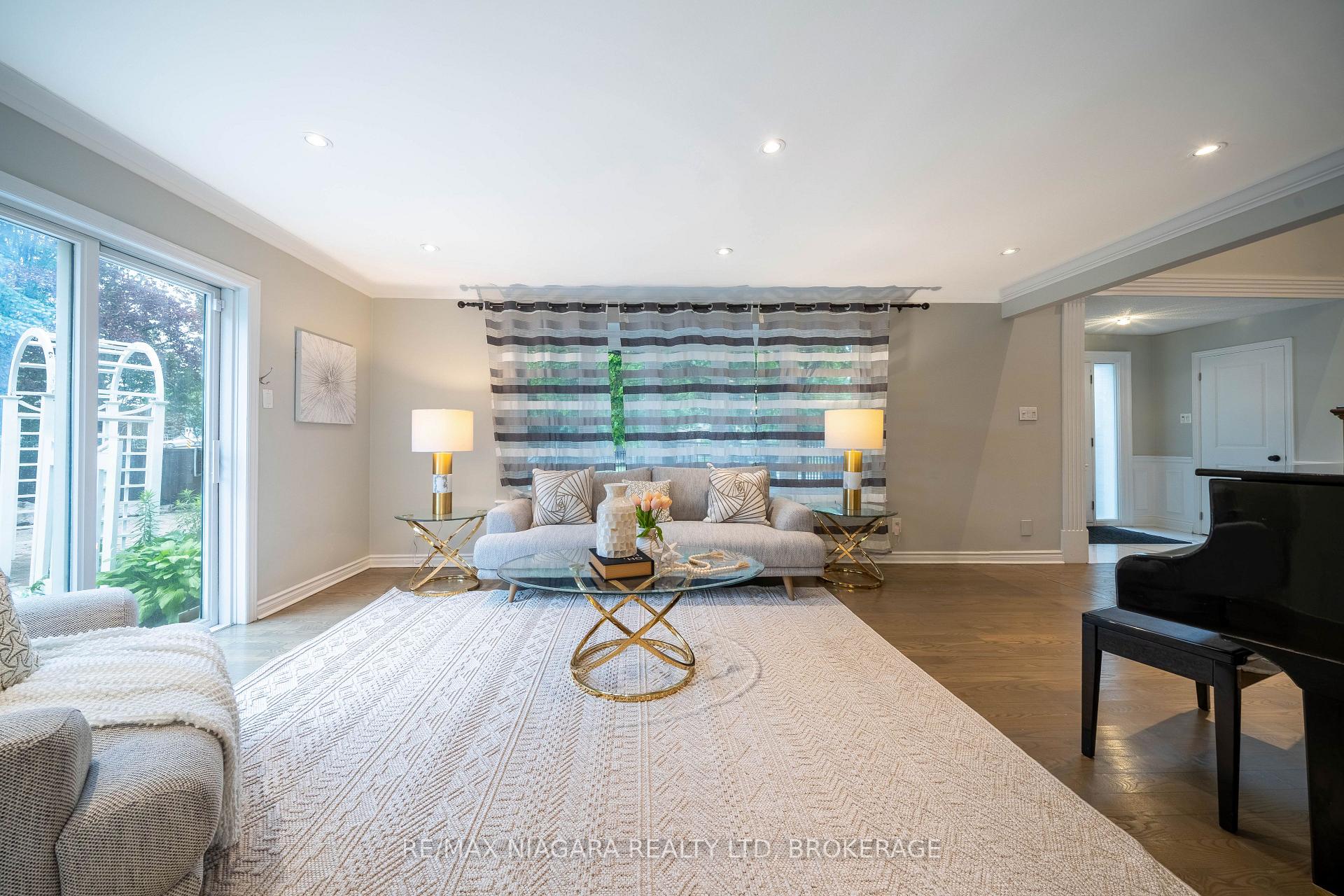 Photo 10 of 2 Aitken Circle, Markham, Unionville — HOMEH